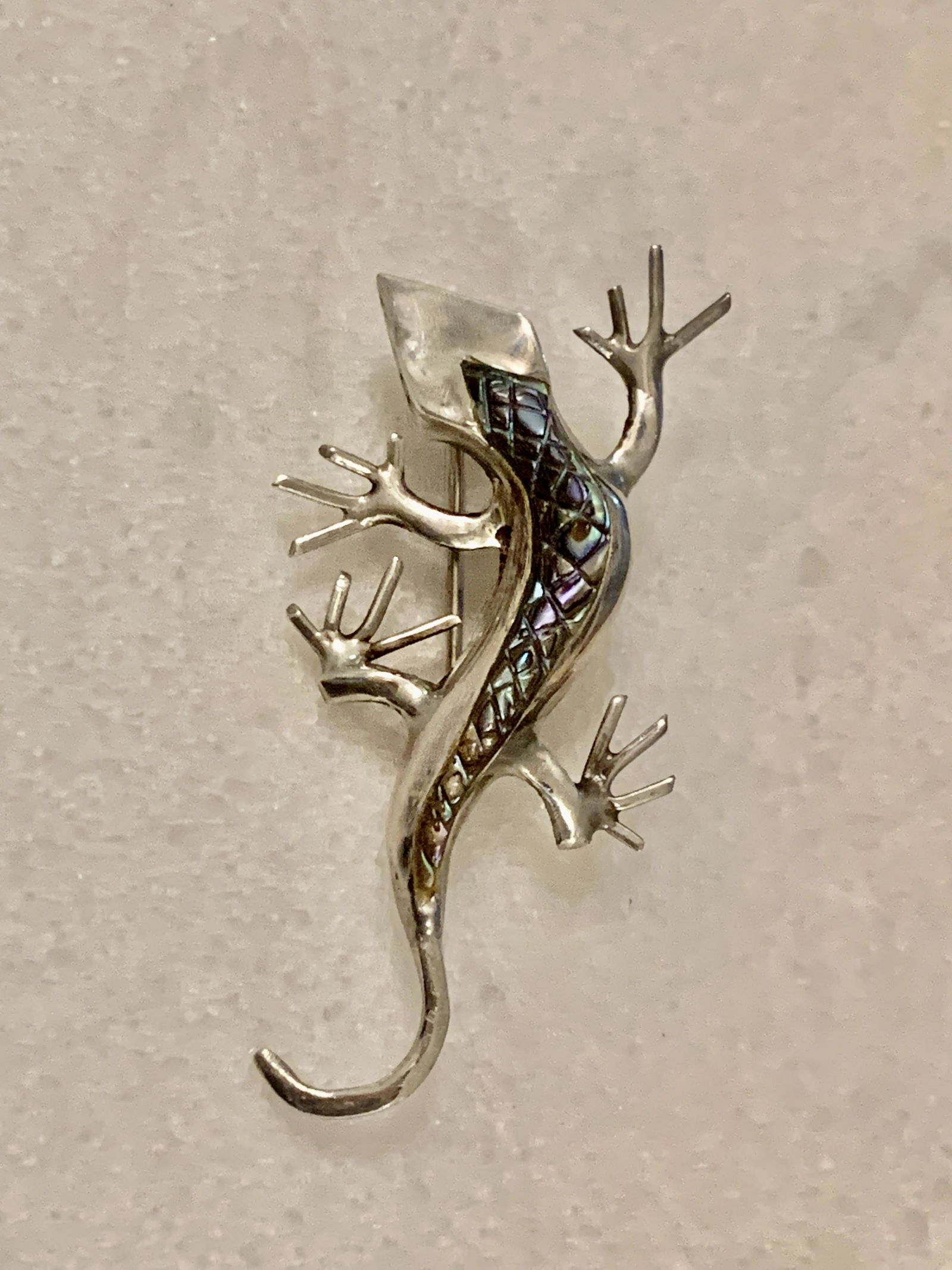 DESIGNER STELRING SILVER MALACHITE INLAID LIZARD BROOCH: DESIGNER STELRING SILVER MALACHITE INLAID LIZARD BROOCH. IN GOOD OVERALL SHAPE AND CONDITION. A GREAT FIND AND AN EXCELLENT ADDITION TO YOUR COLLECTION.