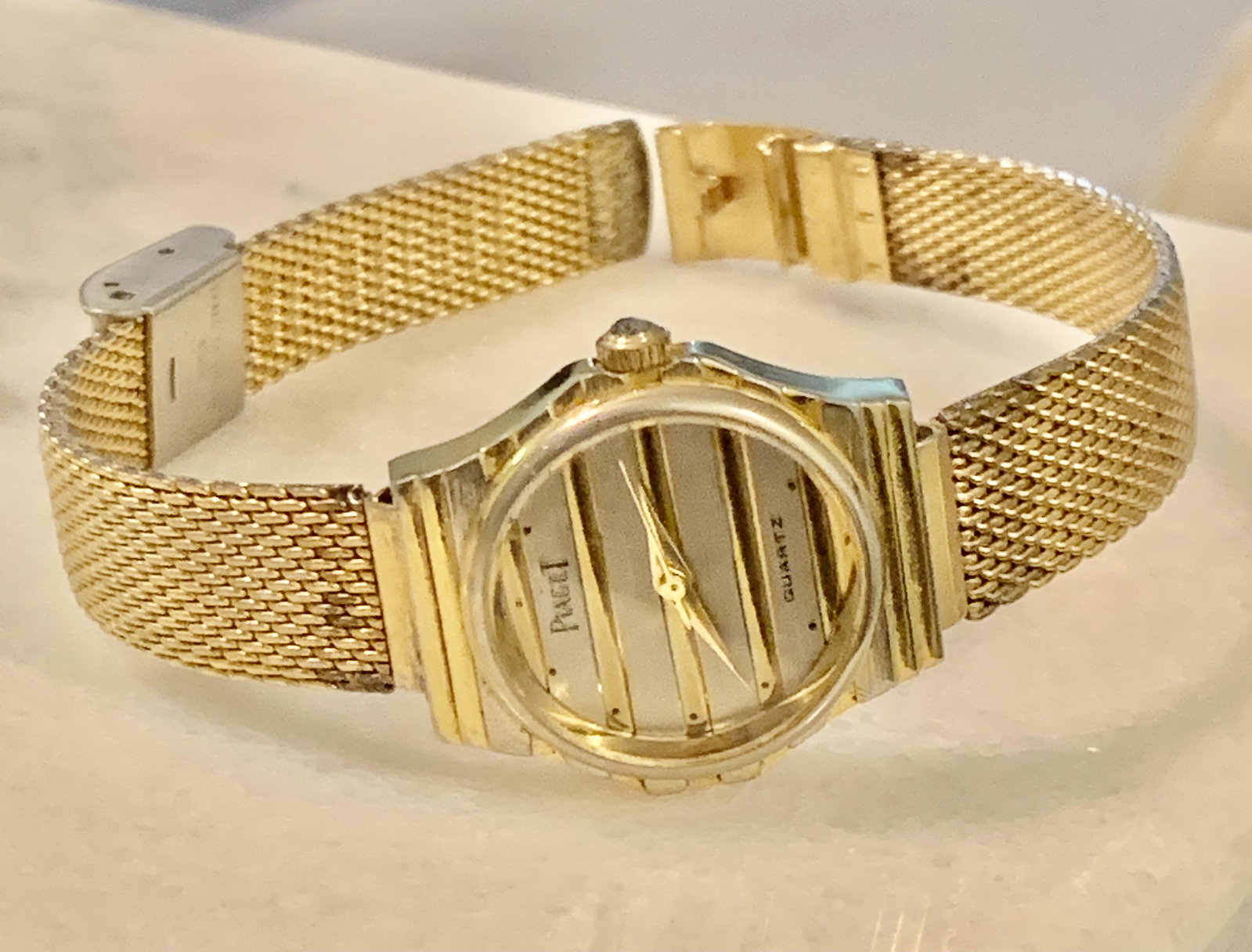 LADIES PIAGET QUARTZ WATCH: LADIES PIAGET QUARTZ WATCH. THIS IS AN ESTATE FIND. PLEASE VIEW ALL DETAILED PICTURES. A GREAT ADDITION TO YOUR COLLECTION.