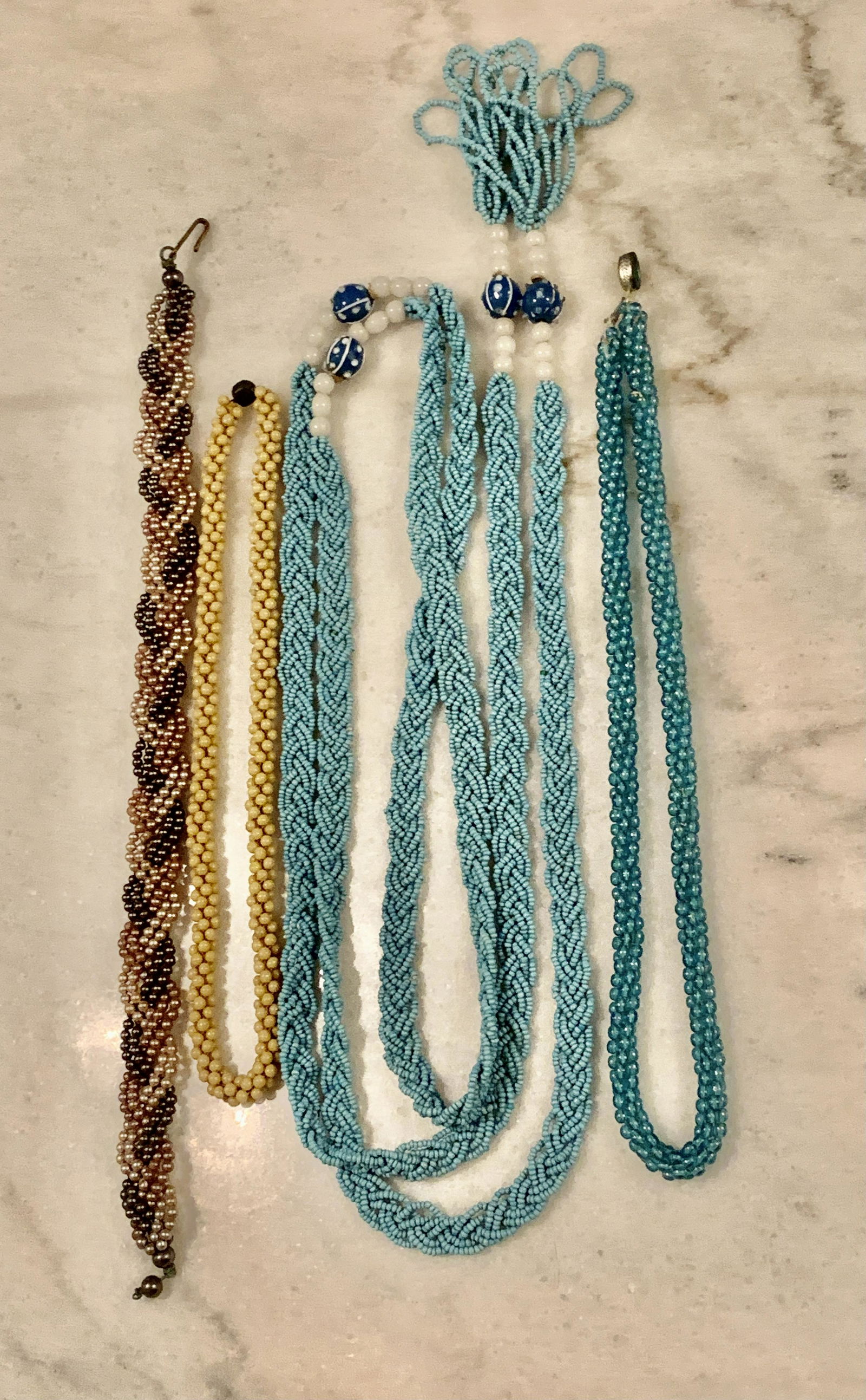 ANTIQUE COLLECTION LOT OF BEADED NATIVE AMERICAN: ANTIQUE COLLECTION LOT OF BEADED NATIVE AMERICAN JEWELRY. PLEASE VIEW ALL DETAILED PICTURES. VARIOUS PIECES. A GREAT FIND.