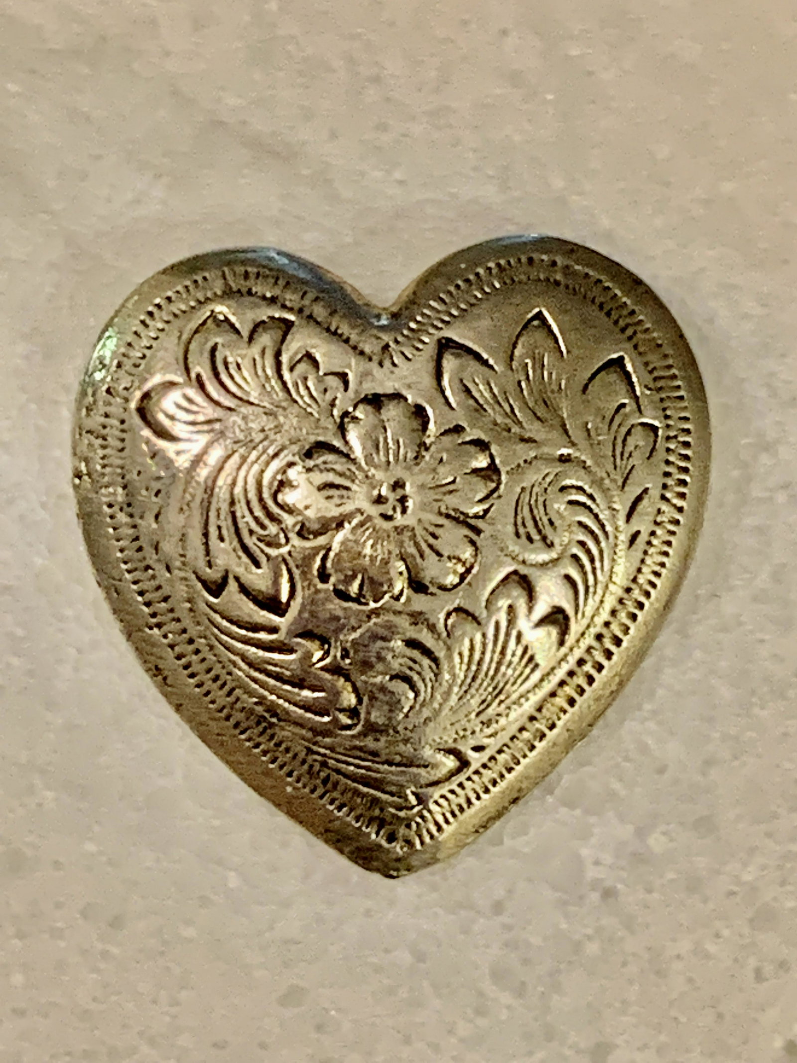 VICTORIAN SILVER ANTIQUE HEART FILIGREE PENDANT: VICTORIAN SILVER ANTIQUE HEART FILIGREE PENDANT. IN GOOD OVERALL SHAPE AND CONDITION. HAS A GREAT LOOK TO IT WITH DETAILED DESIGN AND EXCELLENT CRAFTSMANSHIP. A GREAT FIND.
