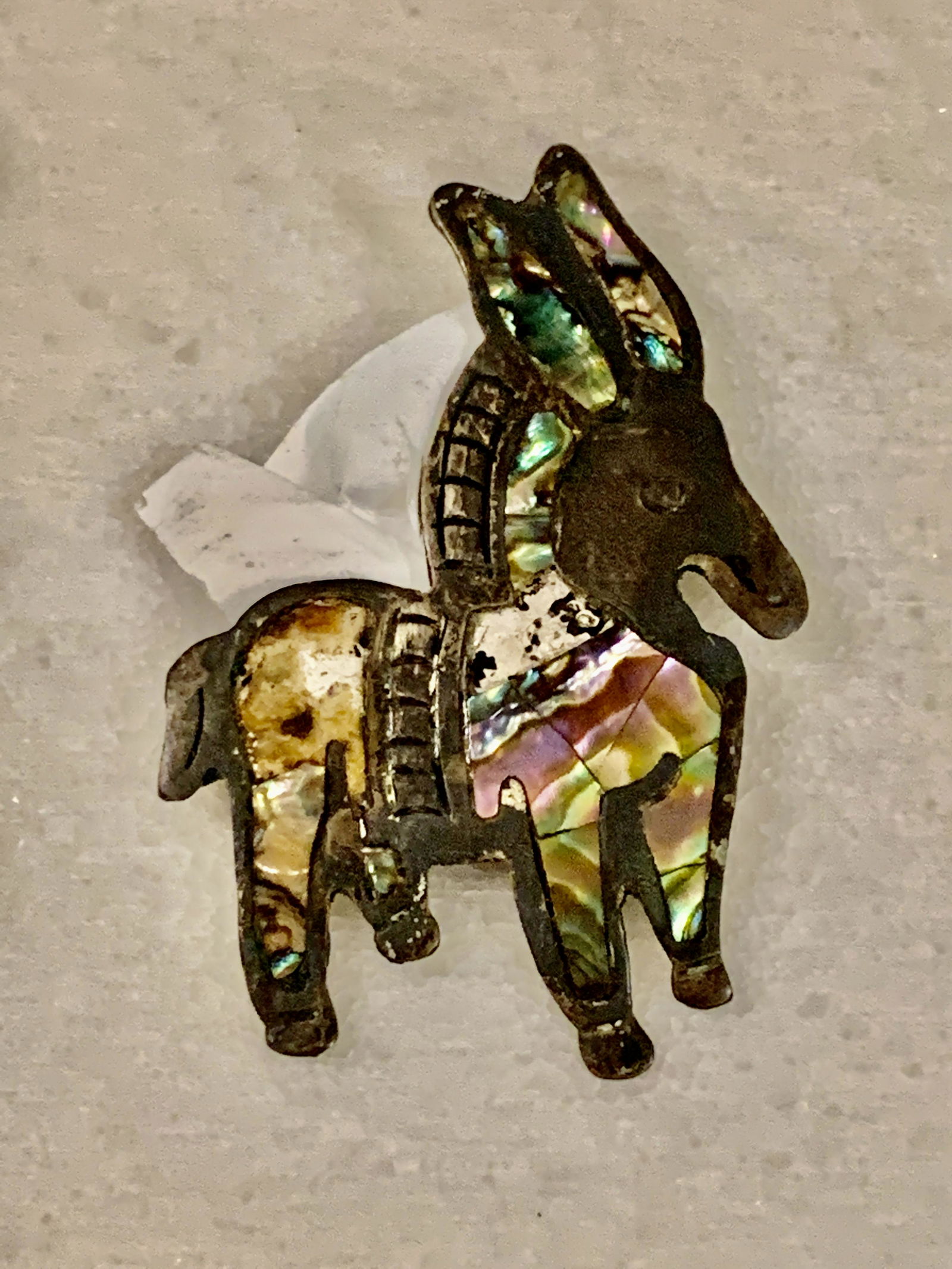 MEXICAN STERLING SILVER MALACHITE INLAID HORSE BROOCH: MEXICAN STERLING SILVER MALACHITE INLAID HORSE BROOCH. IN MINT OVERALL SHAPE AND CONDITION. HAS A GREAT LOOK TO IT WITH AN EXCELLENT OVERALL EYE APPEAL. A GREAT FIND AND AN EXCELLENT ADDITION TO YOUR