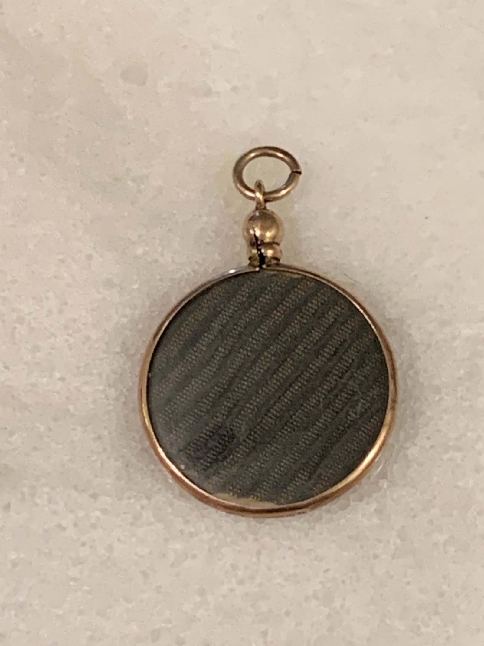 ANTIQUE LADIES GOLD LOCKET STYLE PENDANT: ANTIQUE LADIES GOLD LOCKET STYLE PENDANT
