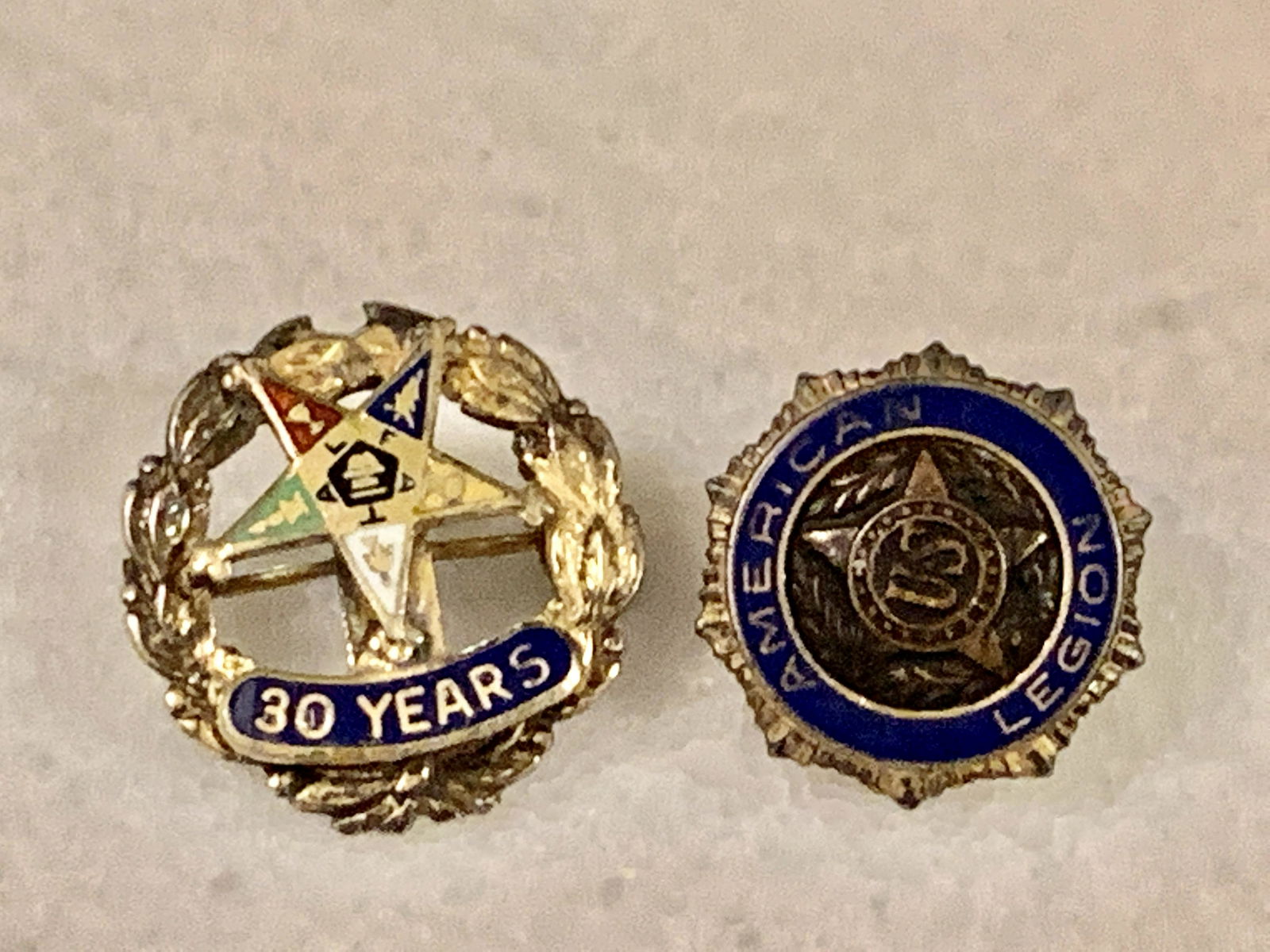 LOT OF (2) VINTAGE AMERICAN U.S. BADGES (1 of 4)
