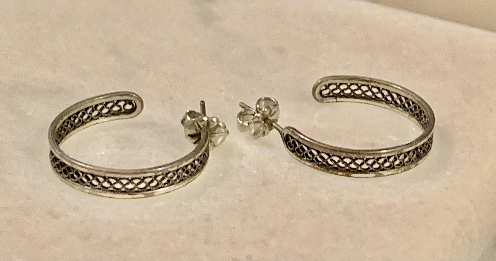 DESIGNER STERLING SILVER HOOP EARRINGS 3/4 INCH DROP: DESIGNER STERLING SILVER HOOP EARRINGS 3/4 INCH DROP. IN GOOD OVERALL SHAPE AND CONDITION. A GREAT PAIR OF EARRINGS FOR EVERYDAY WEAR.
