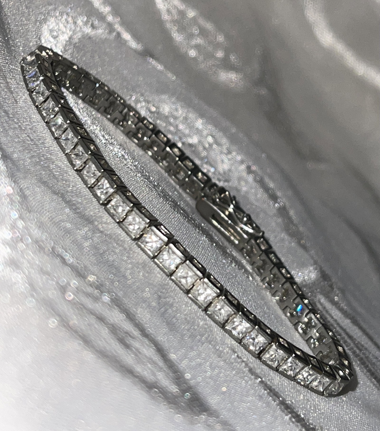 STERLING SILVER GEMSTONE COCKTAIL TENNIS BRACELET: STERLING SILVER GEMSTONE COCKTAIL TENNIS BRACELET. IN GOOD OVERALL SHAPE AND CONDITION. HAS A GREAT LOOK TO IT WITH AN EXCELLENT OVERALL EYE APPEAL. A GREAT FIND AND AN EXCELLENT ADDITION TO YOUR COLL