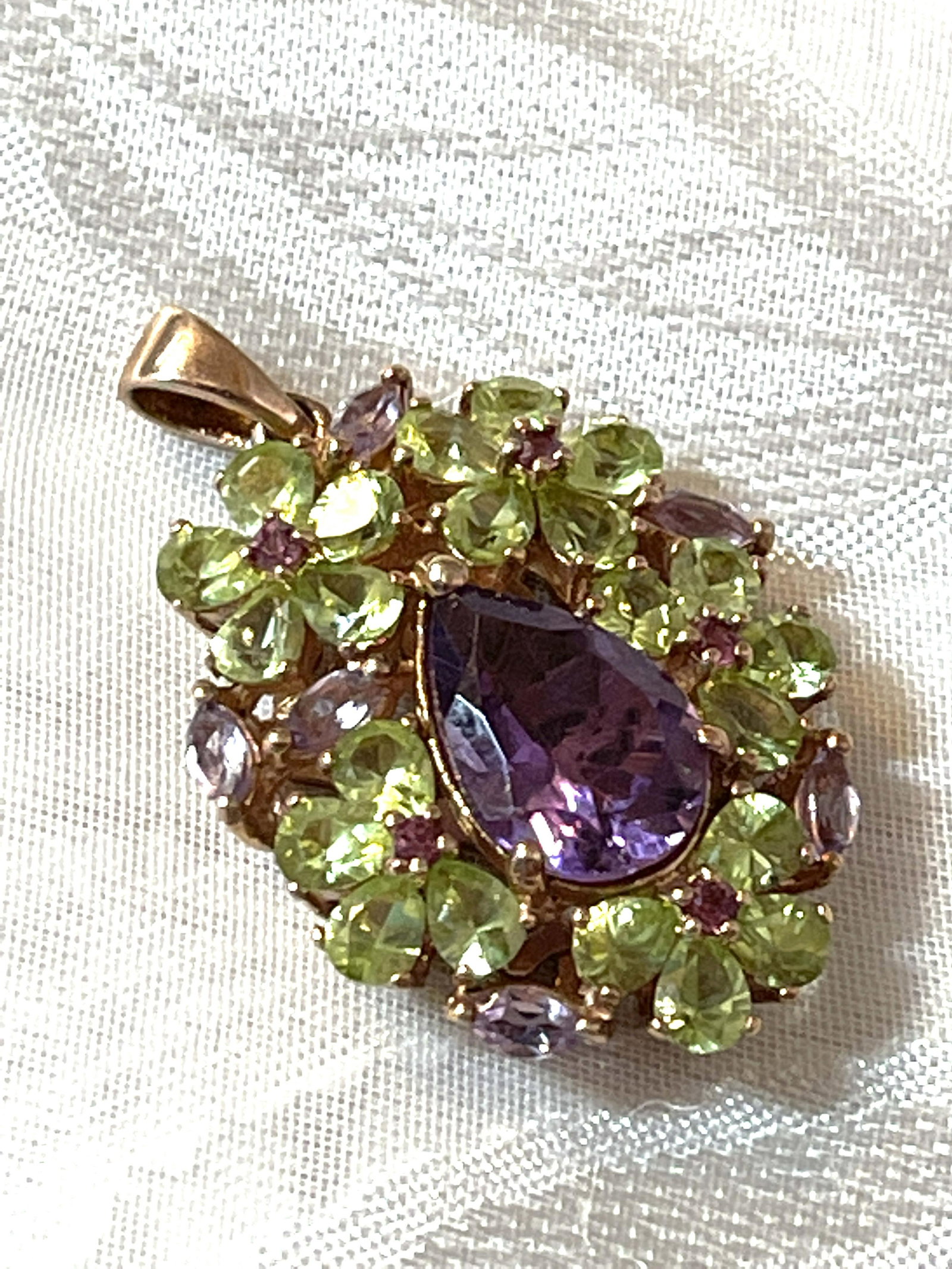STERLING SILVER 3.0 TCW AMETHYST & PERIDOT PENDANT: STERLING SILVER 3.0 TCW AMETHYST & PERIDOT PENDANT. IN MINT OVERALL SHAPE AND CONDITION. HAS A GREAT LOOK TO IT WITH AN EXCELLENT OVERALL EYE APPEAL. A GREAT FIND AND AN EXCELLENT ADDITION TO YOUR COL