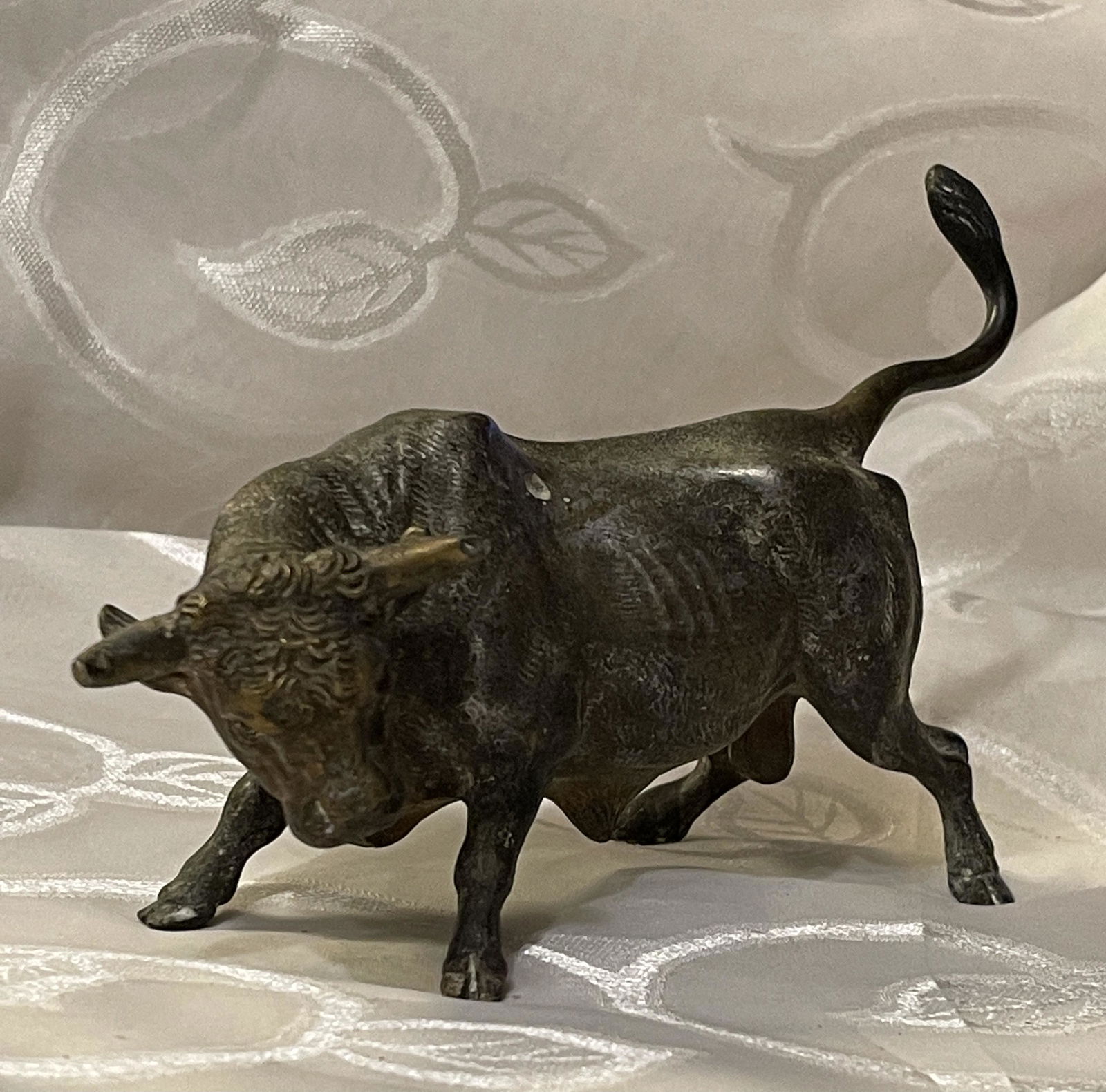 WALL STREET CHARGING BULL MOTIF DESK ORNAMENT (1 of 5)