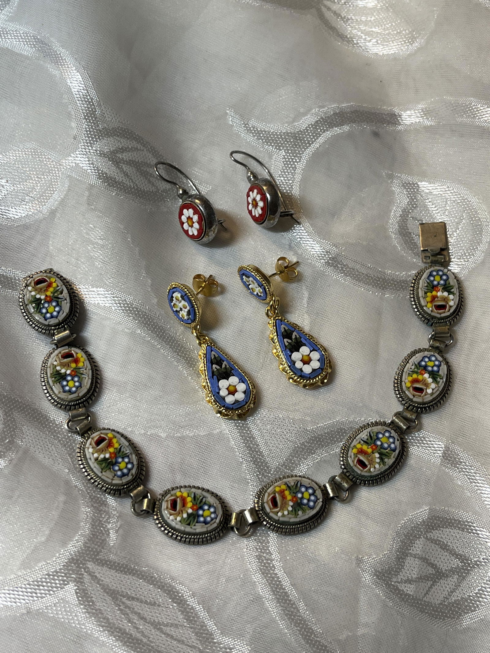 ESTATE MOSAIC EARRINGS AND BRACELET LOT: ESTATE MOSAIC EARRINGS AND BRACELET LOT. IN GOOD OVERALL SHAPE AND CONDITION. SOLD AS A LOT - ALL FOR ONE MONEY! A GREAT FIND.