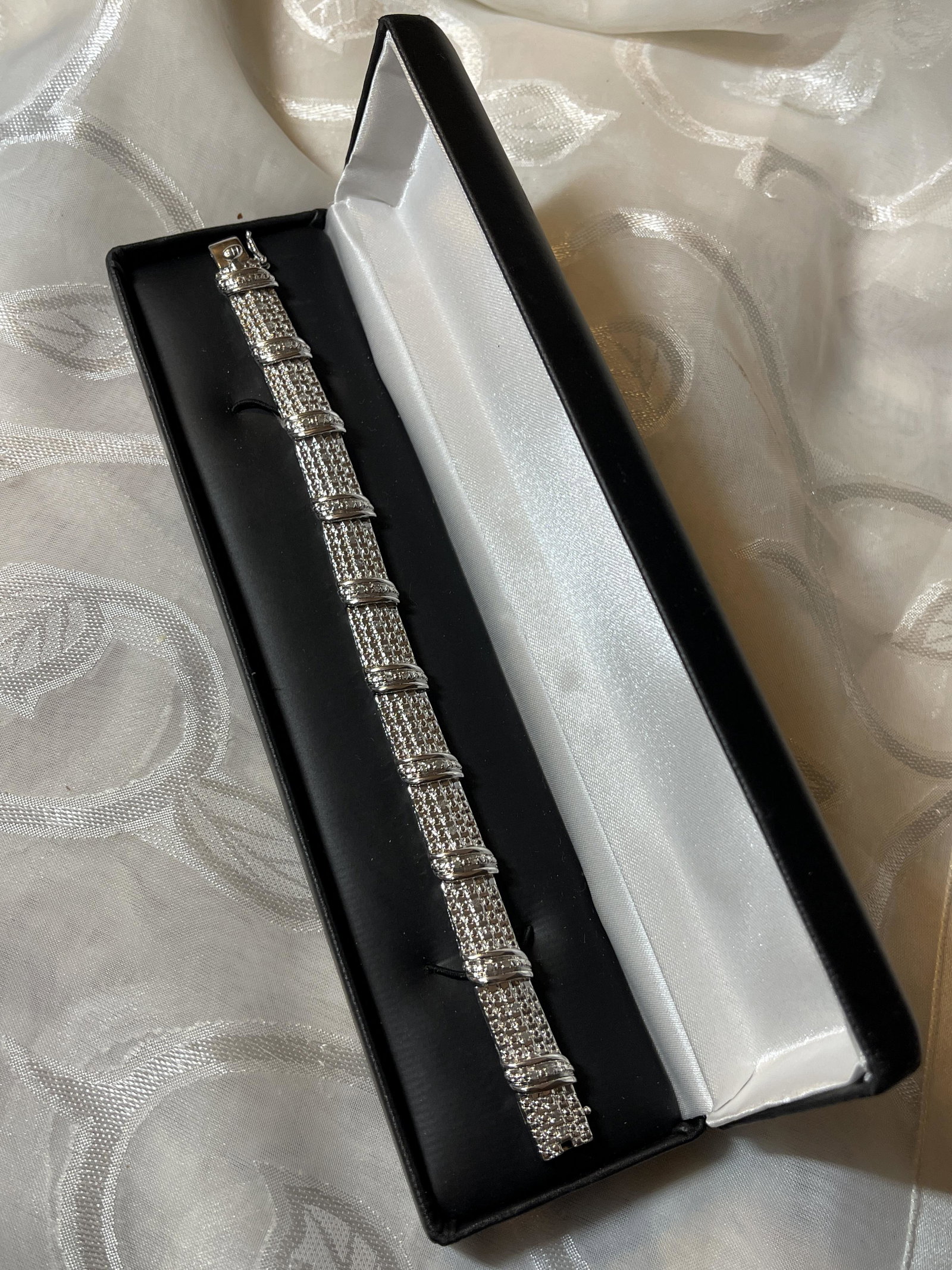 STERLING SILVER GENUINE DIAMONDS TENNIS BRACELET: STERLING SILVER GENUINE DIAMONDS TENNIS BRACELET. COMES WITH THE ORIGINAL BOX. IN MINT OVERALL SHAPE AND CONDITION. APPEARS TO BE NEW AND HARDLY WORN. PLEASE VIEW ALL DETAILED PICTURES. A GREAT FIND A