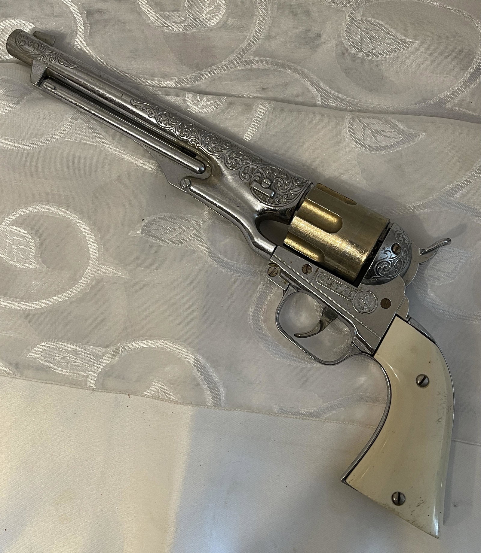 VINTAGE COLLECTIBLE ENGRAVED COLT DUMMY WALL HANGER (1 of 6)