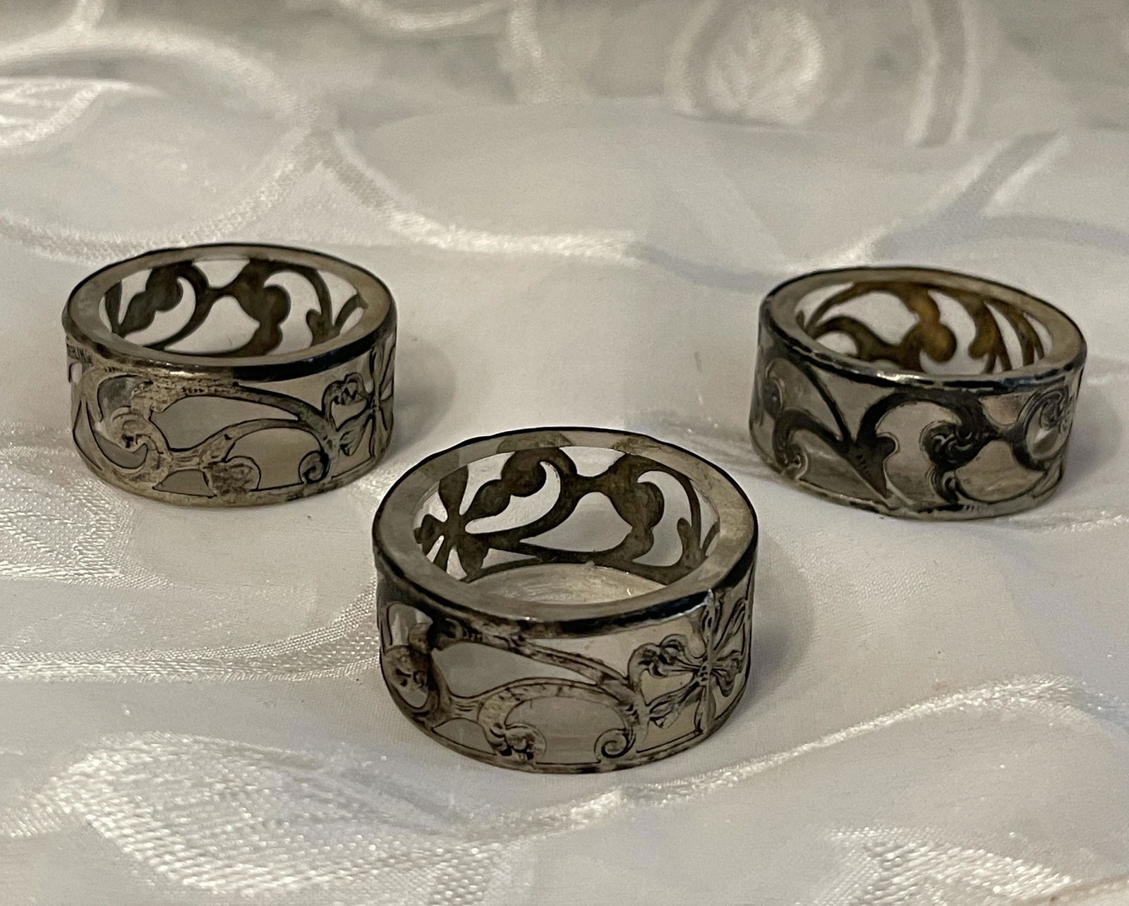 LOT OF (3) STERLING SILVER ANTIQUE SPICE HOLDERS: LOT OF (3) STERLING SILVER ANTIQUE SPICE HOLDERS. BEAUTIFUL DETAIL WITH EXCELLENT OVERALL CRAFTSMANSHIP. A GREAT FIND.