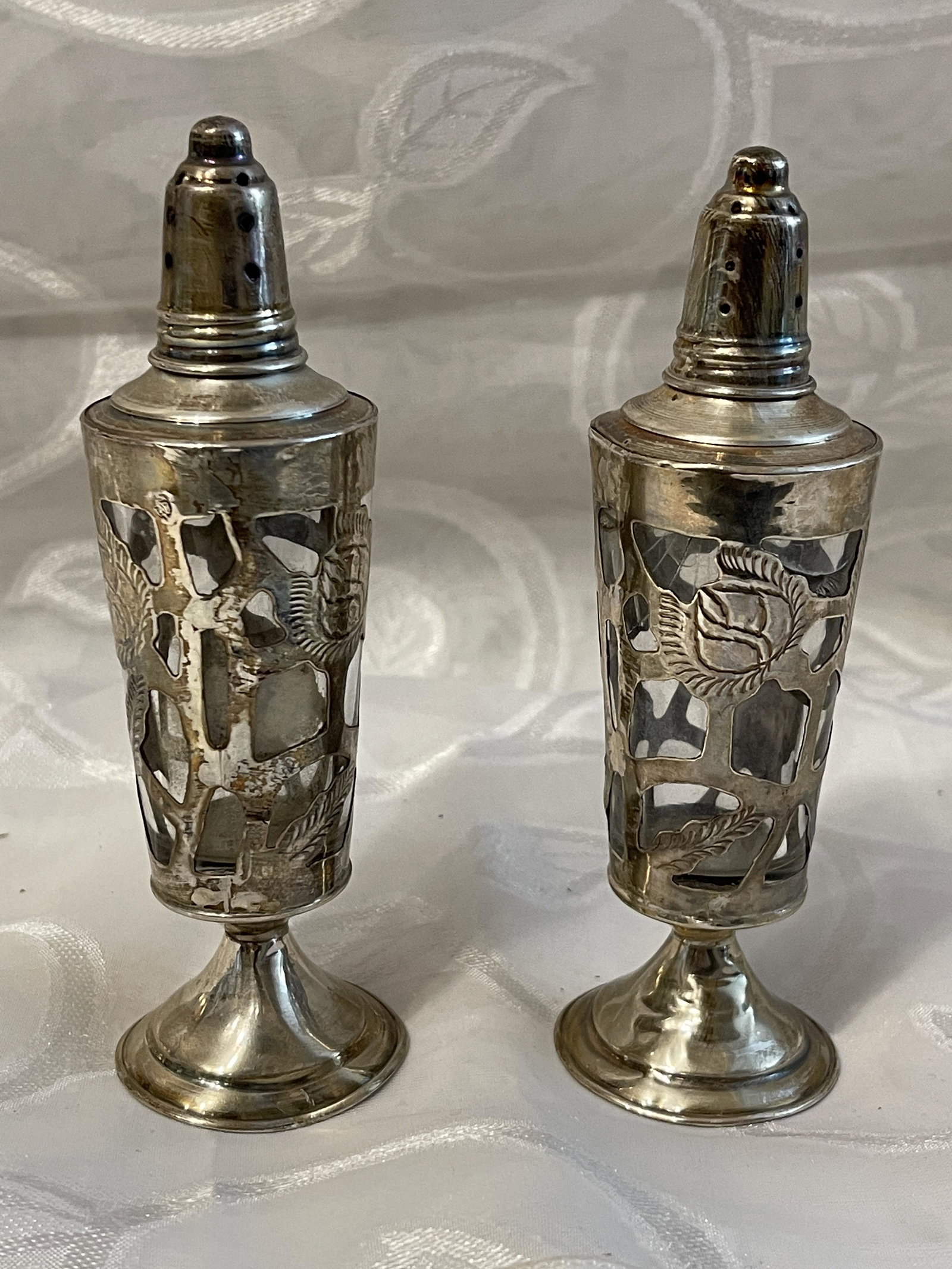 ANTIQUE STERLING SILVER INLAID GLASS SALT/PEPPER: ANTIQUE STERLING SILVER INLAID GLASS SALT/PEPPER SHAKERS. IN GOOD OVERALL SHAPE AND CONDITION. A GREAT FIND AND AN EXCELLENT ADDITION TO YOUR COLLECTION.