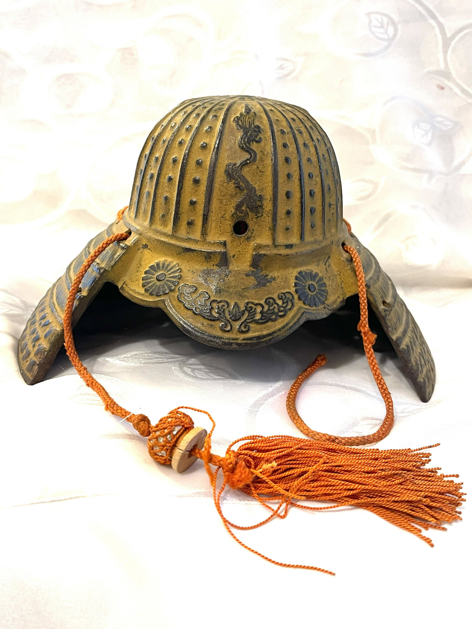 RARE CASTING ANTIQUE JAPANESE SAMURAI HELMET DESK: RARE CASTING ANTIQUE JAPANESE SAMURAI HELMET DESK ORNAMENT. THIS WAS BROUGHT BACK HOME BY A VET. IN MINT OVERALL SHAPE AND CONDITION WITH A BEAUTIFUL OVERALL PATINA THIS IS AN OLDER MADE SAMURAI DESK 