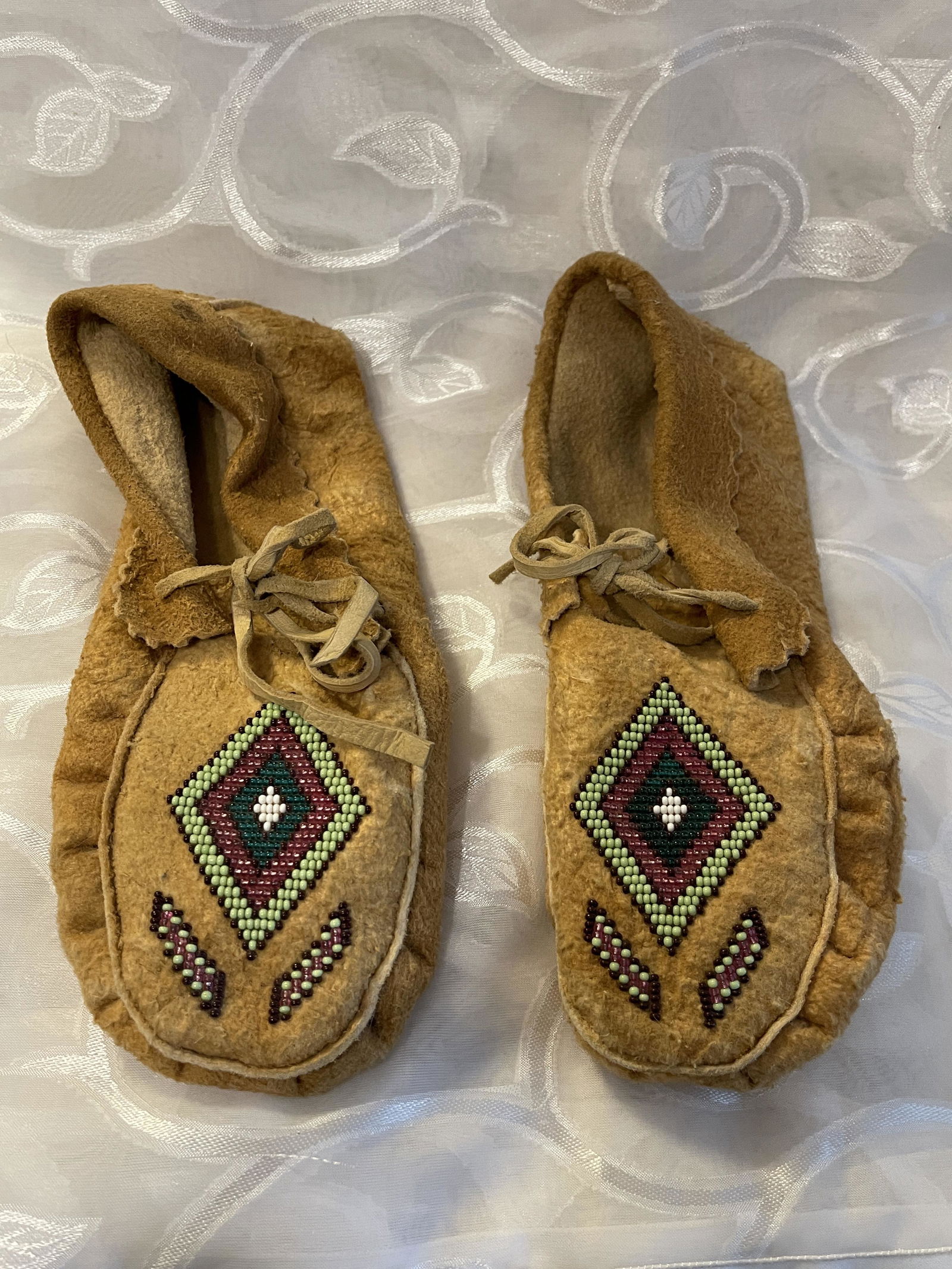 VTG. NATIVE AMERICAN BEADED LEATHER MOCASSINS (1 of 5)
