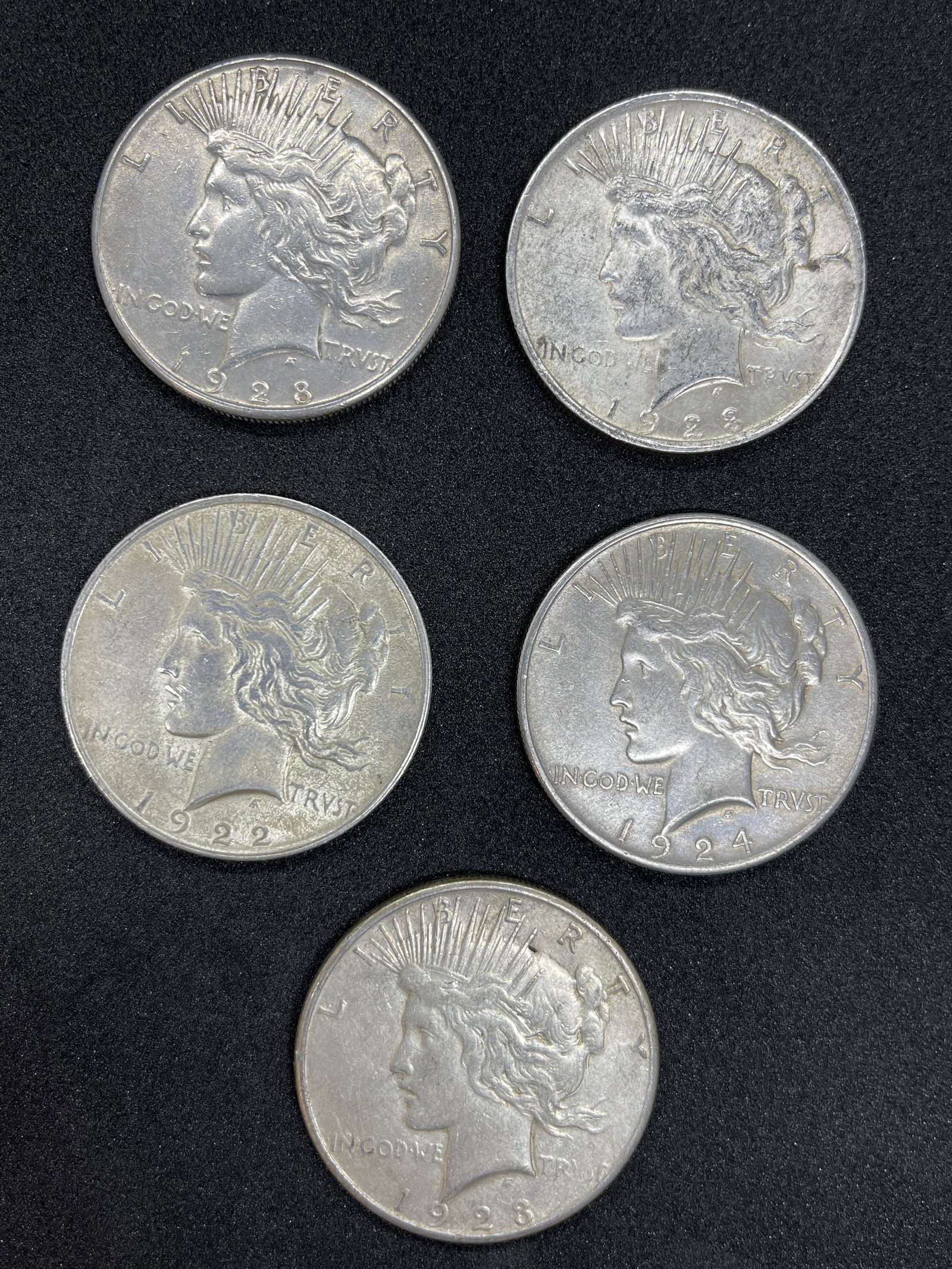 LOT OF (5) LIBERTY PEACE SILVER DOLLAR: LOT OF (5) LIBERTY PEACE SILVER DOLLAR. YOU ARE BIDDING ON THE ENTIRE LOT! ALL FOR ONE MONEY.