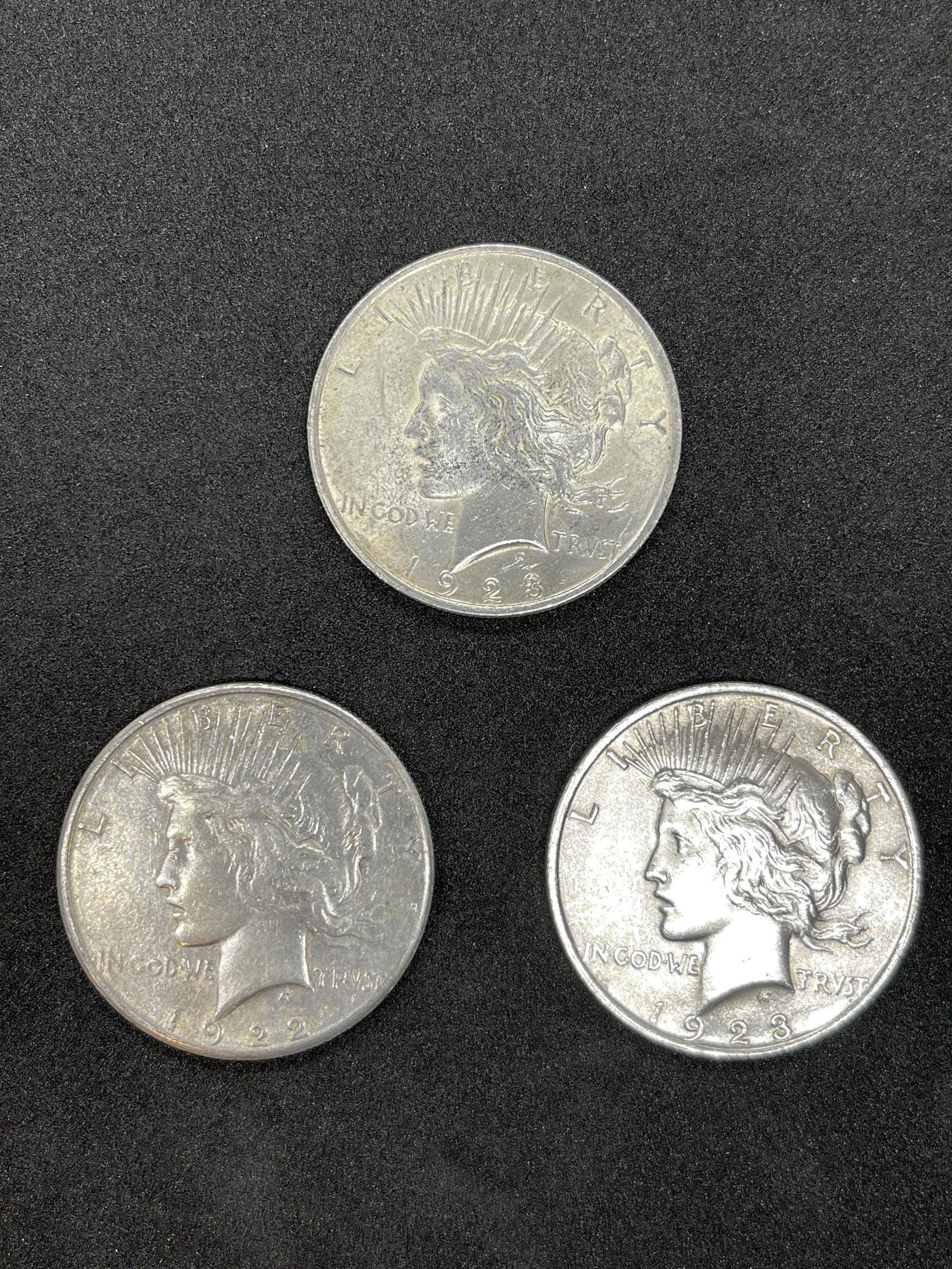 COLLECTION LOT OF (3) SILVER U.S. PEACE DOLLARS (1 of 2)
