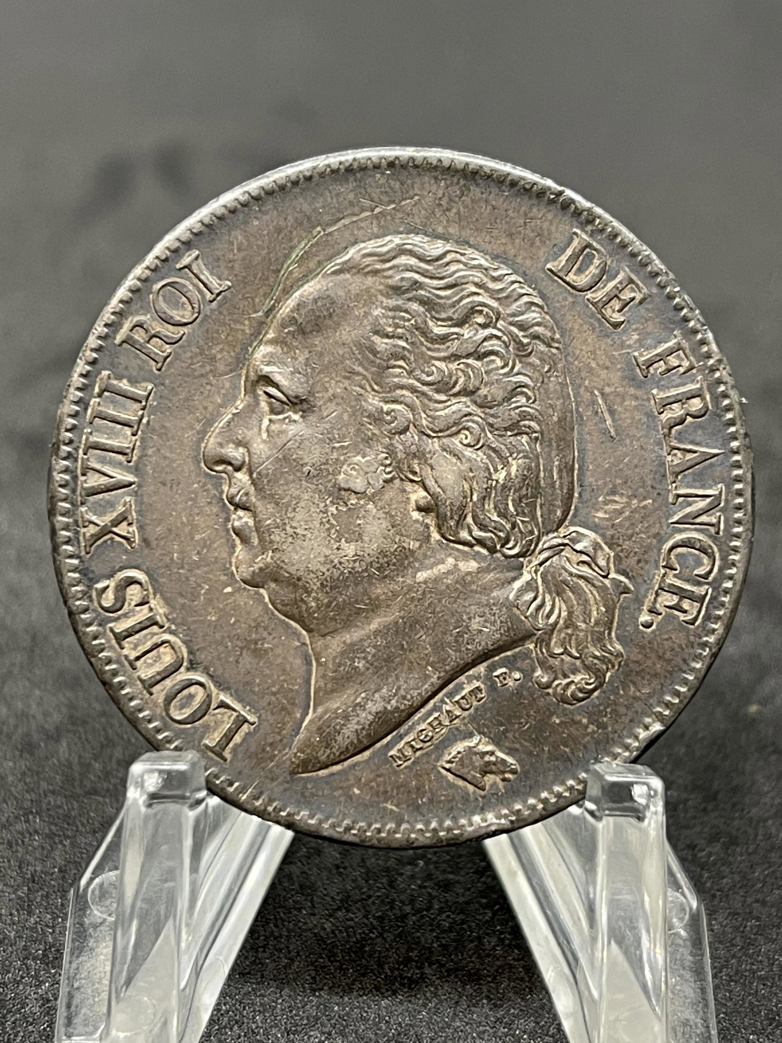 1823 LOUIS XVIII, 5 FRANCS SILVER COIN WITH GREY PATINA: 1823 LOUIS XVIII, 5 FRANCS SILVER COIN WITH GREY PATINA. IN MINT OVERALL SHAPE AND CONDITION. A GREAT FIND AND AN EXCELLENT ADDITION TO YOUR COLLECTION.