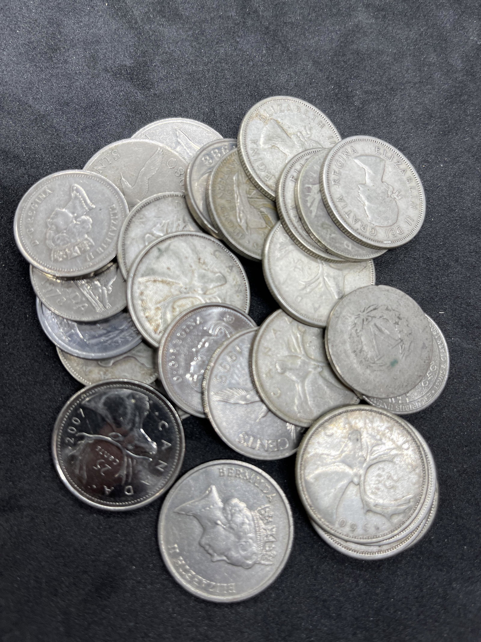 HUGE MIXED LOT OF CANADIAN COLLECTIBLE COINS: HUGE MIXED LOT OF CANADIAN COLLECTIBLE COINS. SOLD AS A LOT - ALL FOR ONE MONEY!