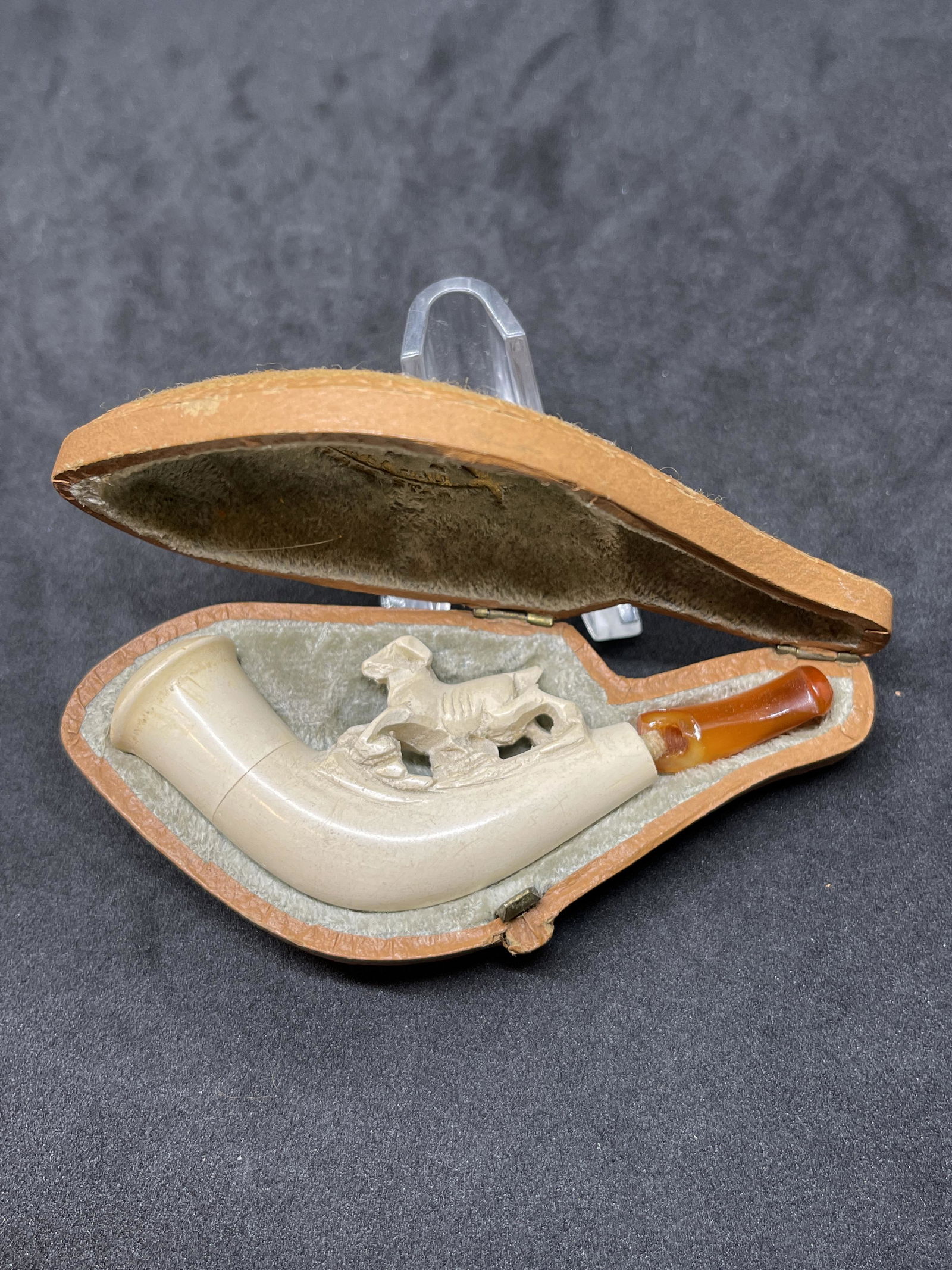 ANTIQUE RUNNING HORSE MOTIF TOBACCO PIPE IN BOX (1 of 3)