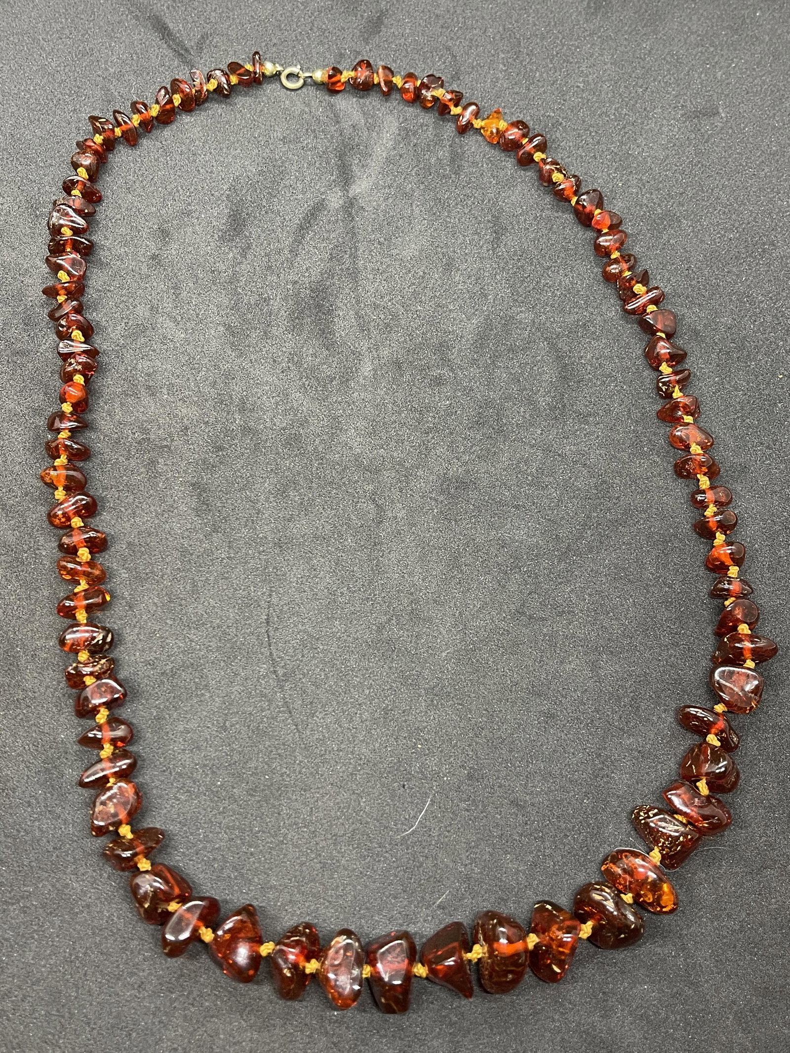 ANTIQUE GOLD FILLED 200+ CTS AMBER COCKTAIL NECKLACE: ANTIQUE GOLD FILLED 200+ CTS AMBER COCKTAIL NECKLACE. IN MINT OVERALL SHAPE AND CONDITION. PLEASE VIEW ALL DETAILED PICTURES. A GREAT FIND AND AN EXCELLENT ADDITION TO YOUR COLLECTION.