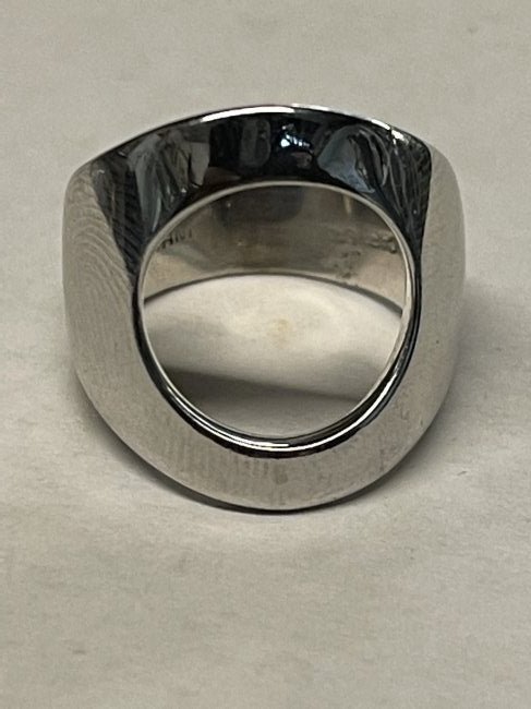ESTATE CARTIER 18K GOLD LADIES COCKTAIL RING SZ: ESTATE CARTIER 18K GOLD LADIES COCKTAIL RING. THIS DESIGNER CARTIER RING IS IN MINT OVERALL SHAPE AND CONDITION. HAS A GREAT LOOK TO IT WITH AN EXCELLENT OVERALL EYE APPEAL. RING IS A SIZE 6. RING WEI