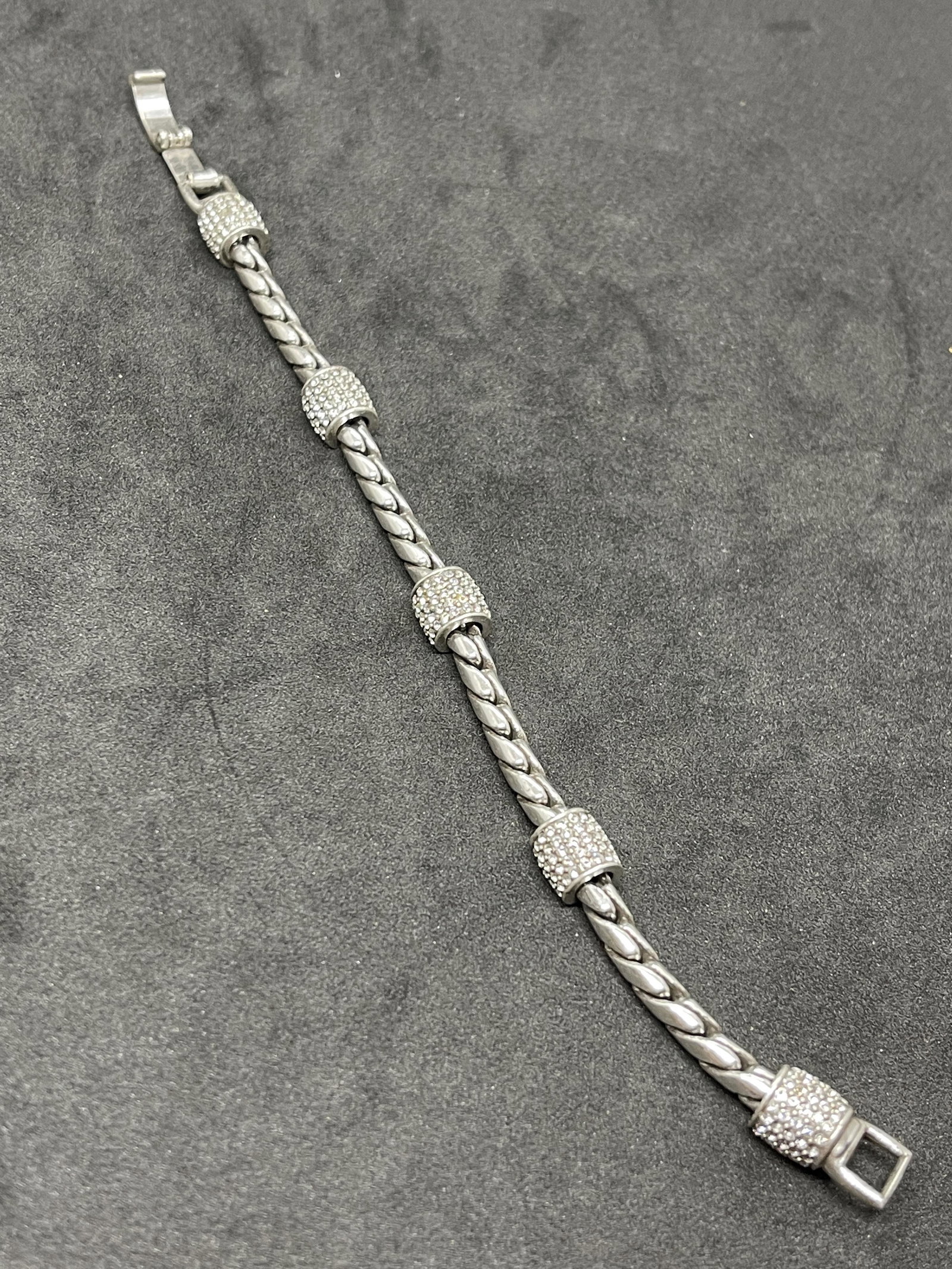 STERLING SILVER TWISTED ROPE BEADED COCKTAIL BRACELET: STERLING SILVER TWISTED ROPE BEADED COCKTAIL BRACELET. IN MINT OVERALL SHAPE AND CONDITION. HAS A GREAT LOOK TO IT WITH A N EXCELLENT OVERALL EYE APPEAL. PLEASE VIEW ALL DETAILED PICTURES. A GREAT FIN