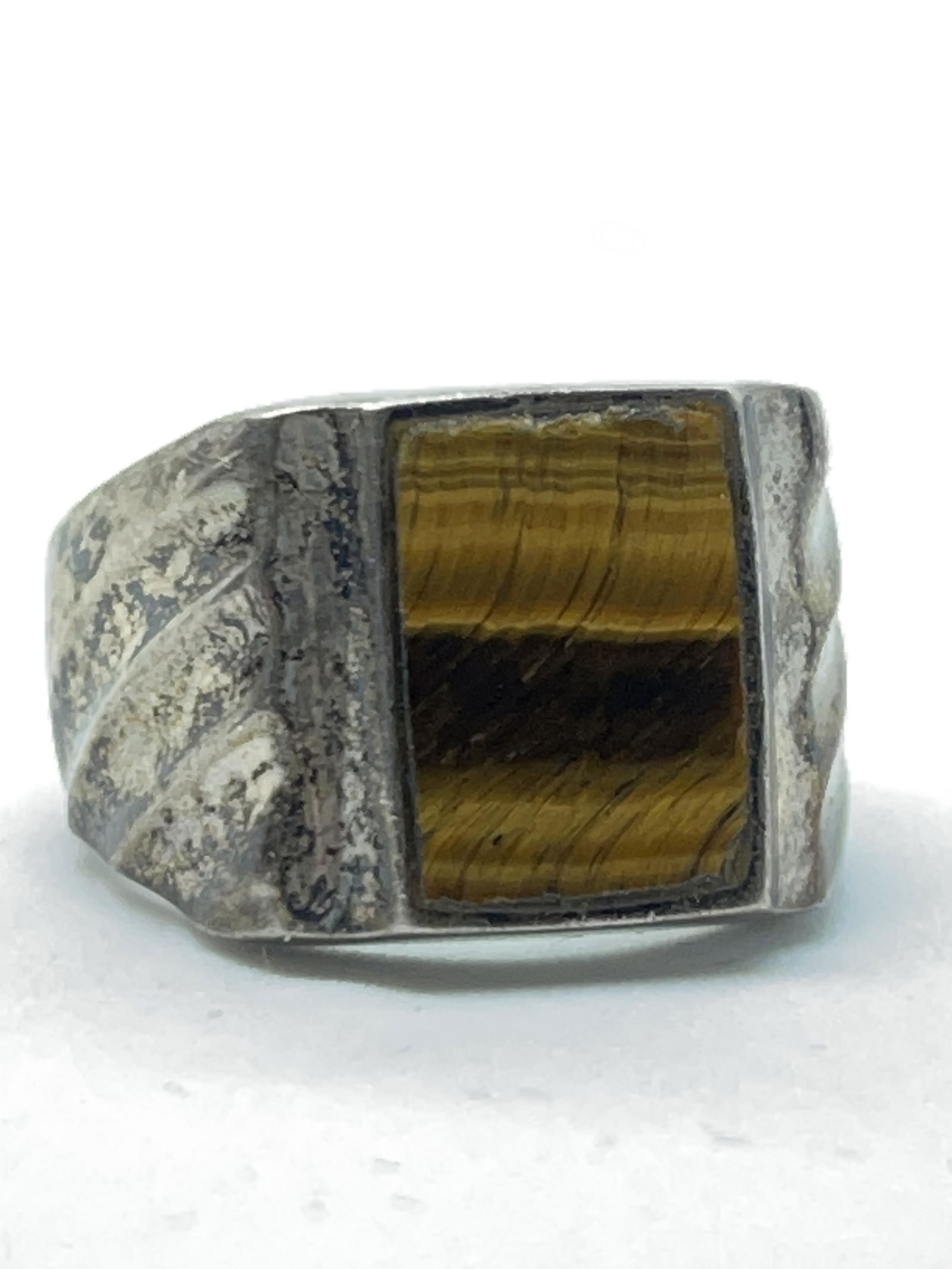 MEN'S 1940'S STERLING DESIGNER MALACHITE COCKTAIL RING: MEN'S 1940'S STERLING DESIGNER MALACHITE COCKTAIL RING. RING IS A SIZE 8.5 AND WEIGHS 15.6 GRAMS. A GREAT FIND AND AN EXCELLENT ADDITION TO YOUR COLLECTION.