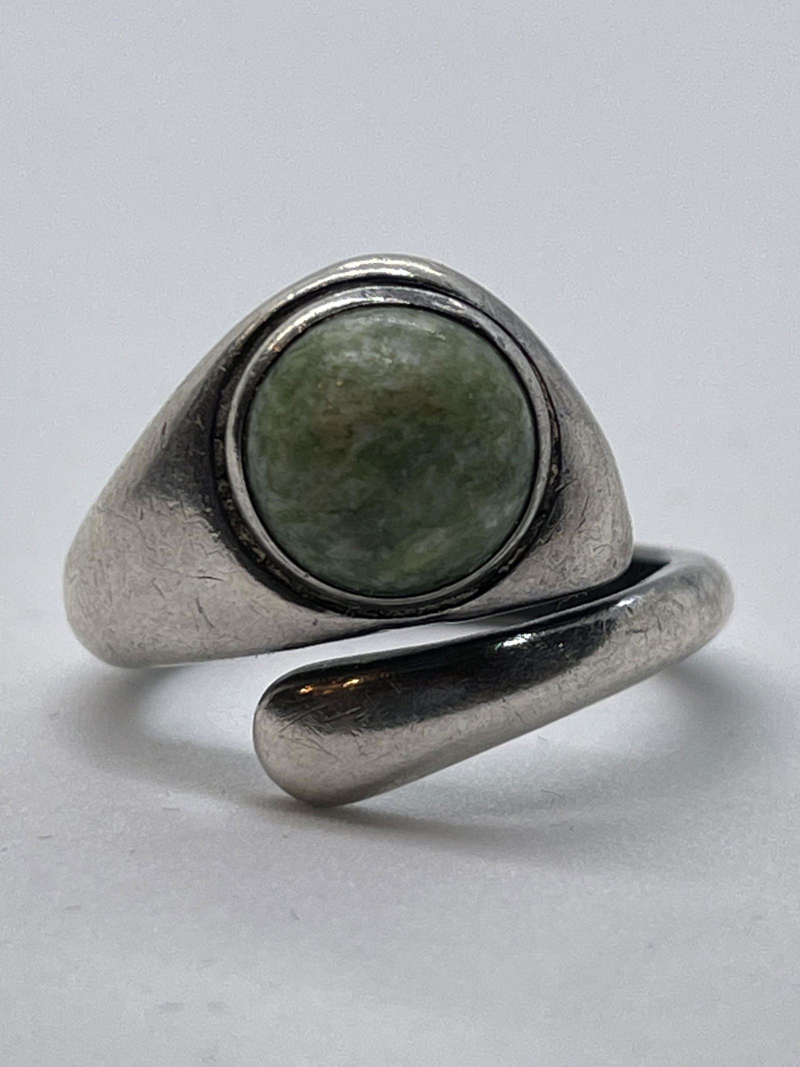 NATIVE AMERICAN STERLING SILVER GREEN TURQUOISE RING (1 of 2)