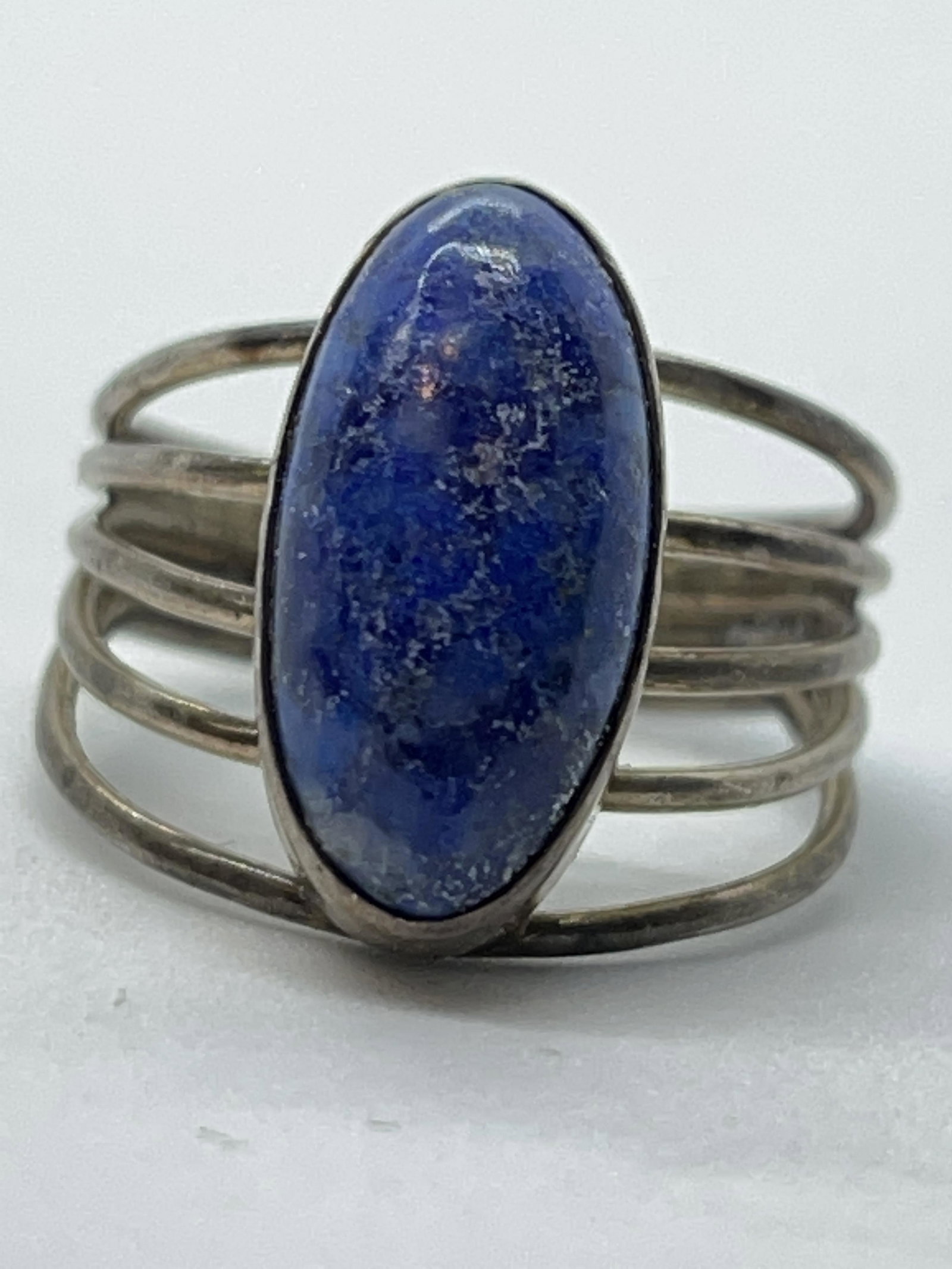 RETRO STERLING SILVER 3 CT LAPIS LAZULI COCKTAIL RING: RETRO STERLING SILVER 3 CT LAPIS LAZULI COCKTAIL RING. RING IS A SIZE 7. IN MINT OVERALL SHAPE AND CONDITION. A GREAT FIND AND AN EXCELLENT ADDITION TO YOUR COLLECTION.