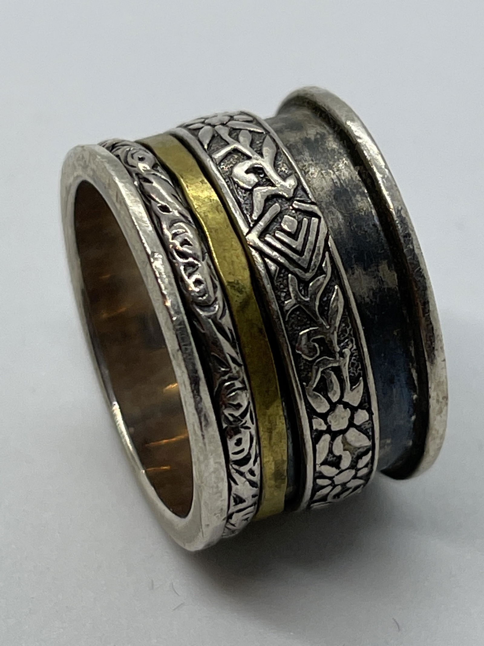 VTG. STERLING SILVER WIDE COCKTAIL BAND SZ 8: VTG. STERLING SILVER WIDE COCKTAIL BAND SZ 8. IN MINT OVERALL SHAPE AND CONDITION. HAS A GREAT LOOK TO IT WITH AN EXCELLENT OVERALL EYE APPEAL. A GREAT FIND AND AN EXCELLENT ADDITION TO YOUR COLLECTIO