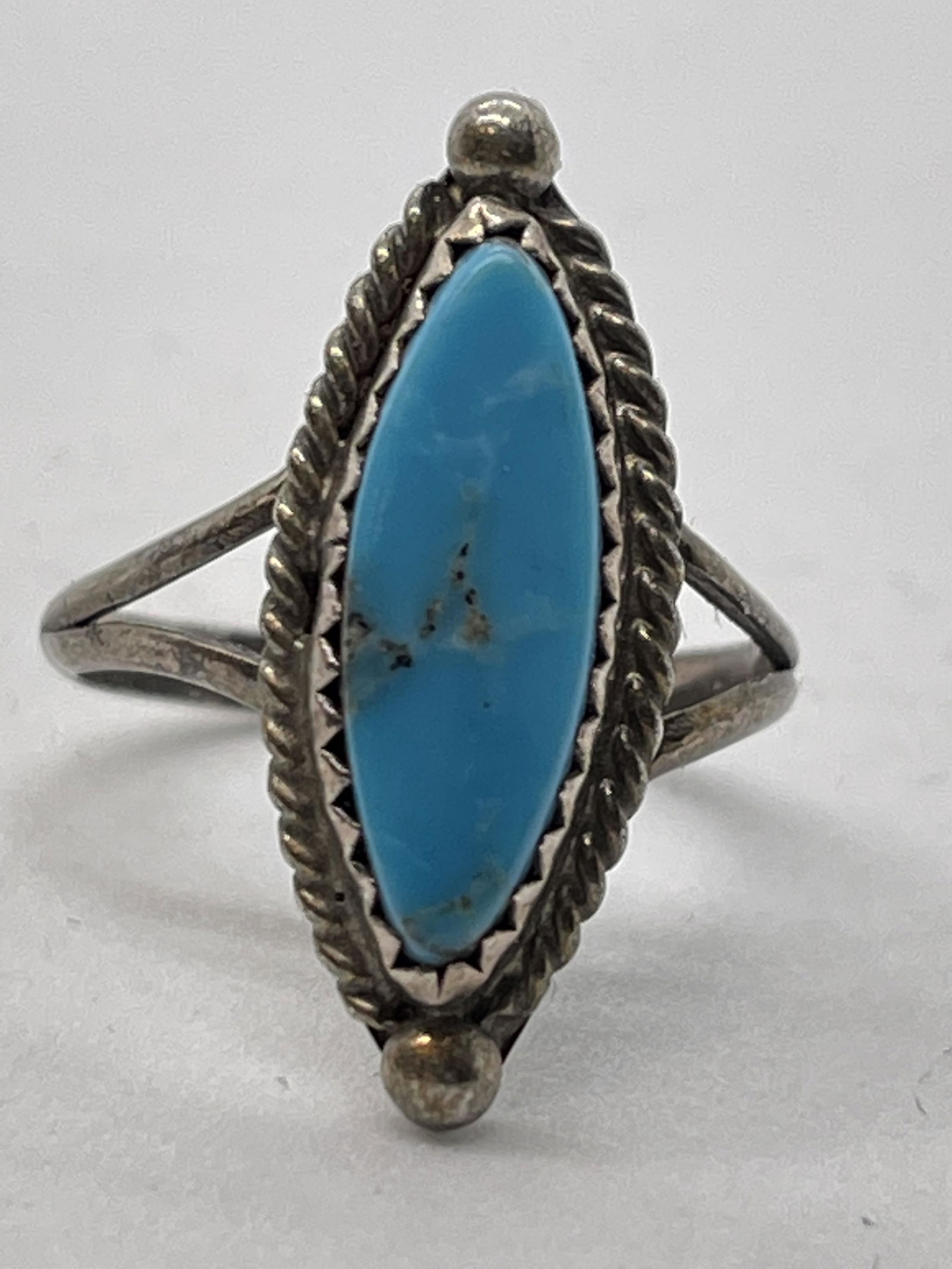 ANTIQUE STERLING SILVER TURQUOISE NATIVE AMERICAN RING: ANTIQUE STERLING SILVER TURQUOISE NATIVE AMERICAN RING. RING IS A SIZE 5.5. A GREAT FIND AND AN EXCELLENT ADDITION TO YOUR COLLECTION.