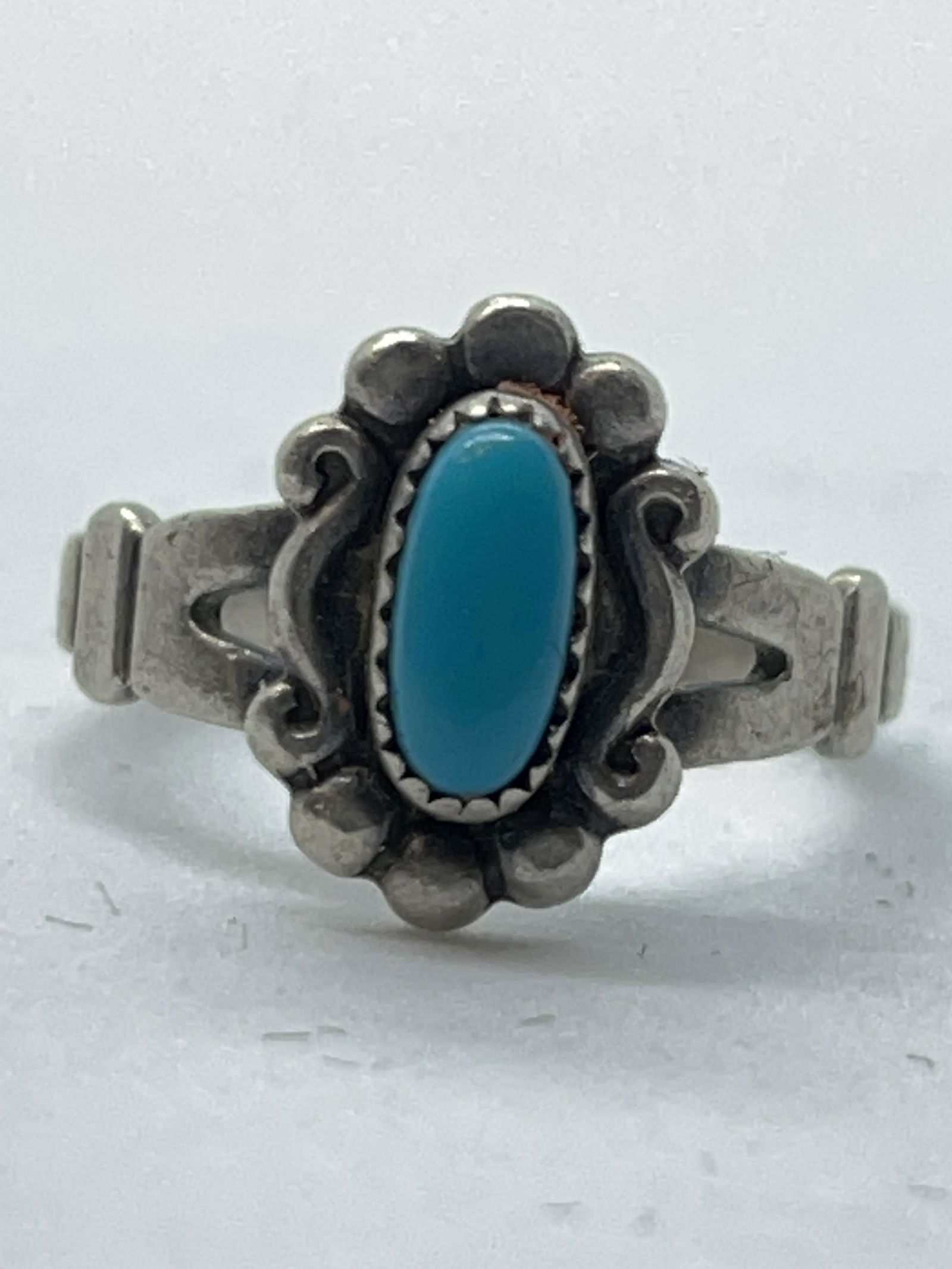 ANTIQUE STERLING SILVER TURQUOISE NATIVE AMERICAN RING: ANTIQUE STERLING SILVER TURQUOISE NATIVE AMERICAN RING. RING IS A SIZE 5.5. A GREAT FIND AND AN EXCELLENT ADDITION TO YOUR COLLECTION.