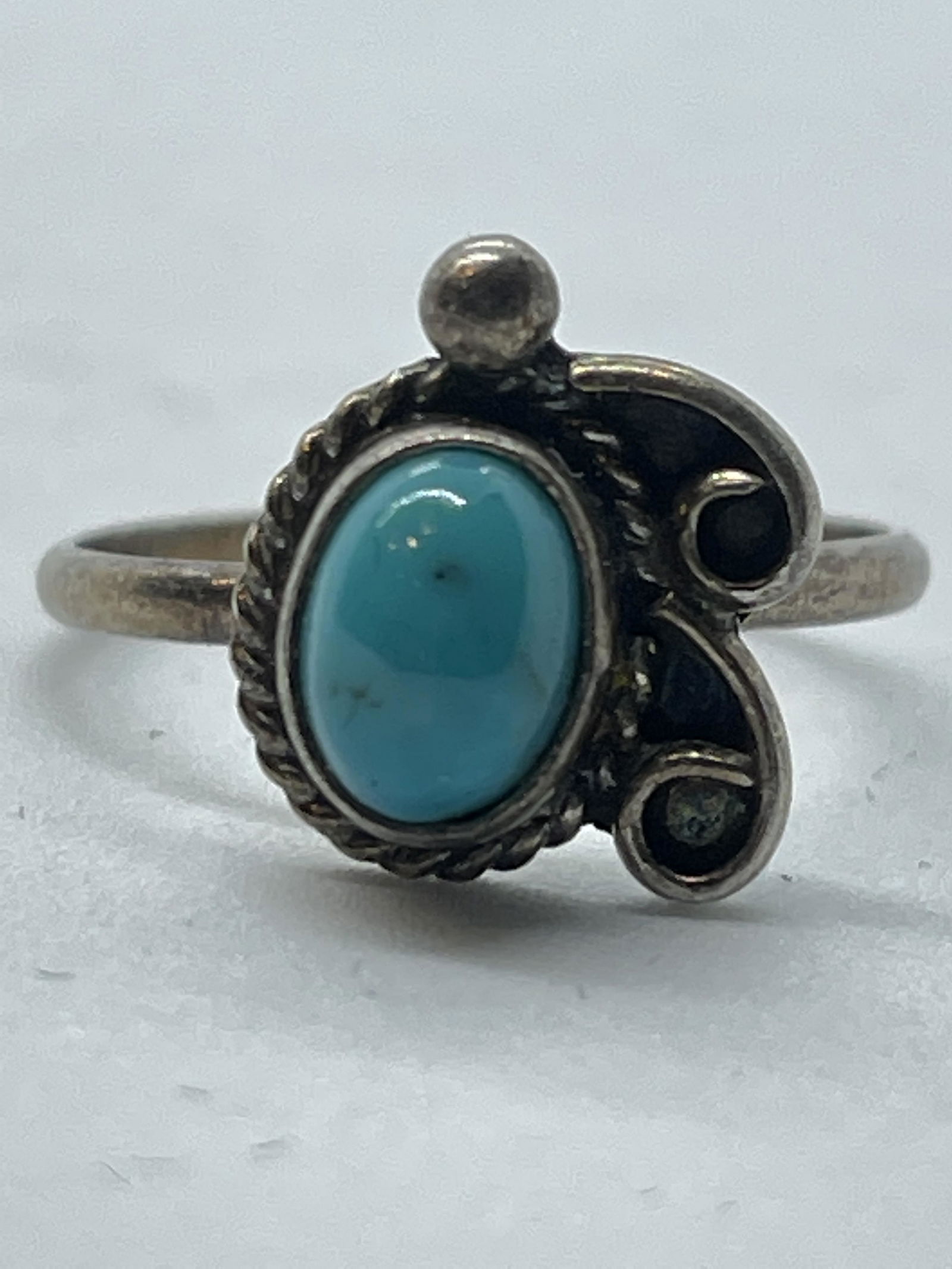 ANTIQUE STERLING SILVER TURQUOISE NATIVE AMERICAN RING: ANTIQUE STERLING SILVER TURQUOISE NATIVE AMERICAN RING. RING IS A SIZE 6. A GREAT FIND AND AN EXCELLENT ADDITION TO YOUR COLLECTION.