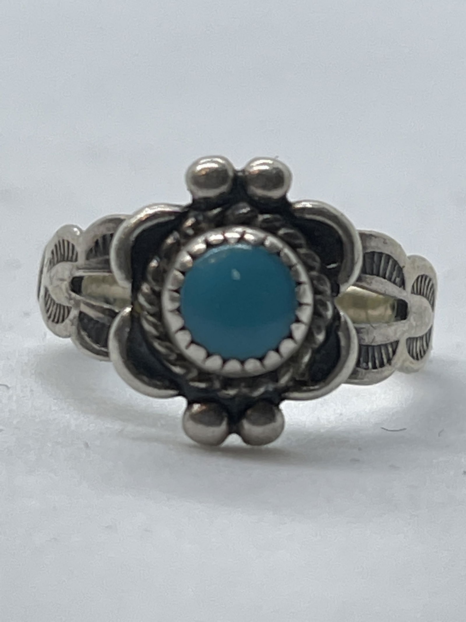 ANTIQUE STERLING SILVER TURQUOISE NATIVE AMERICAN RING: ANTIQUE STERLING SILVER TURQUOISE NATIVE AMERICAN RING. RING IS A SIZE 4. A GREAT FIND AND AN EXCELLENT ADDITION TO YOUR COLLECTION.