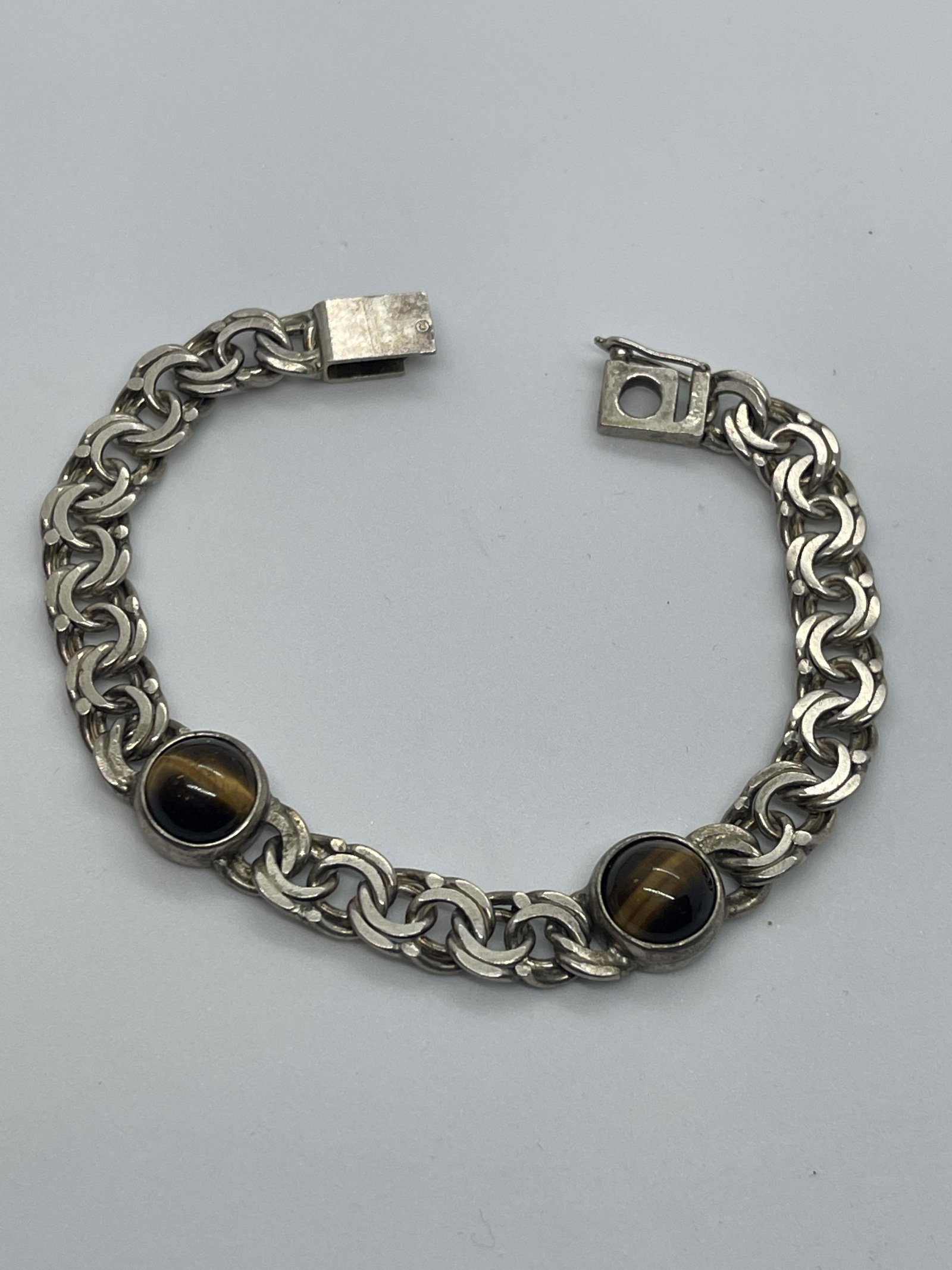 STERLING SILVER TIGERS EYE COCKTAIL BRACELET: STERLING SILVER TIGERS EYE COCKTAIL BRACELET. IN MINT OVERALL SHAPE AND CONDITION. HAS A GREAT LOOK TO IT WITH AN EXCELLENT OVERALL EYE APPEAL. A GREAT FIND AND AN EXCELLENT ADDITION TO YOUR COLLECTIO