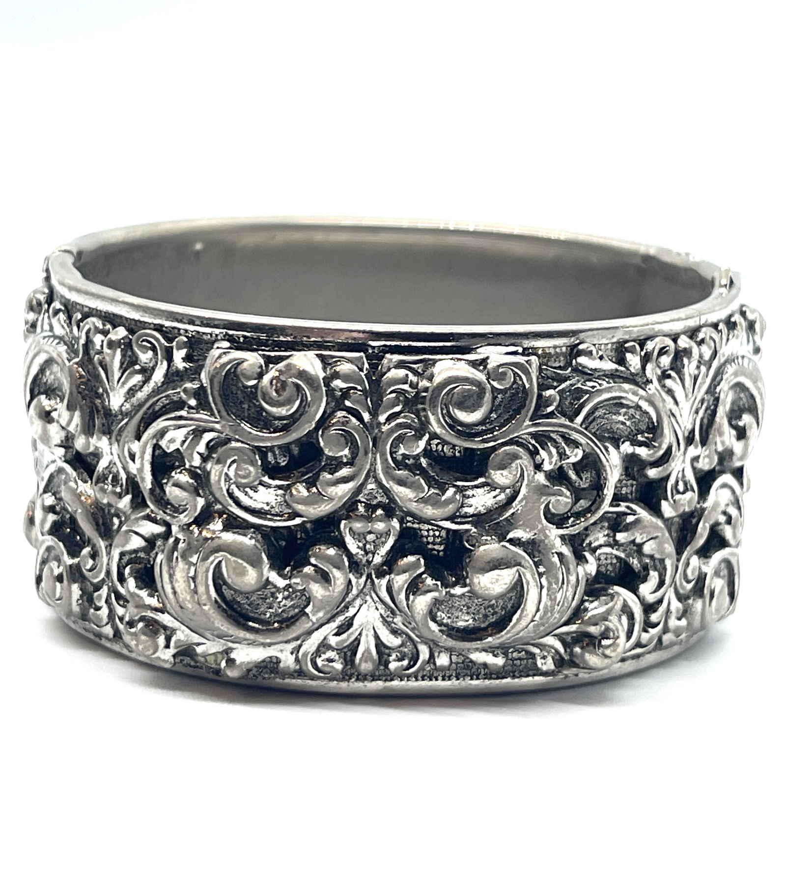 HEAVILY ENGRAVED VICTORIAN BANGLE BRACELET (1 of 5)