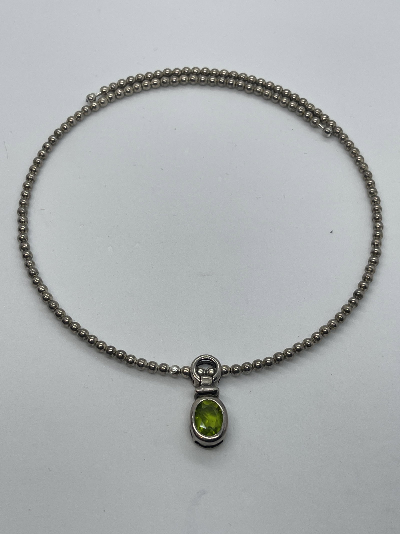 BEAUTIFUL STERLING SILVER PERIDOT CHOKER NECKLACE: BEAUTIFUL STERLING SILVER PERIDOT CHOKER NECKLACE. IN MINT OVERALL SHAPE AND CONDITION. HAS A GREAT LOOK TO IT WITH AN EXCELLENT OVERALL EYE APPEAL. A GREAT FIND AND AN EXCELLENT ADDITION TO YOUR COLL