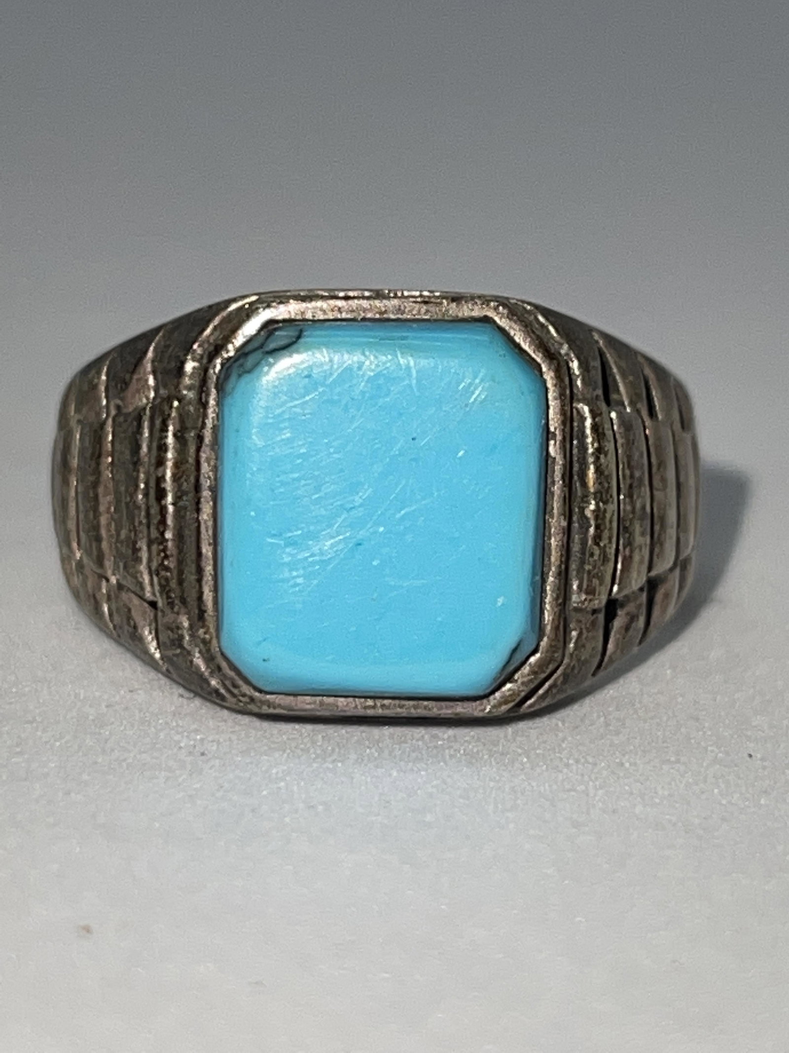 RETRO STERLING SILVER 2 CT TURQUOISE RING SZ 8: RETRO STERLING SILVER 2 CT TURQUOISE RING SZ 8. IN MINT OVERALL SHAPE AND CONDITION. A GREAT FIND AND AN EXCELLENT ADDITION TO YOUR COLLECTION.