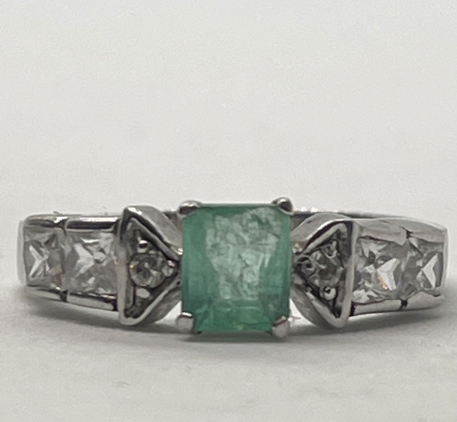 ANTIQUE STERLING SILVER 1/4 CT EMERALD COCKTAIL RING (1 of 2)
