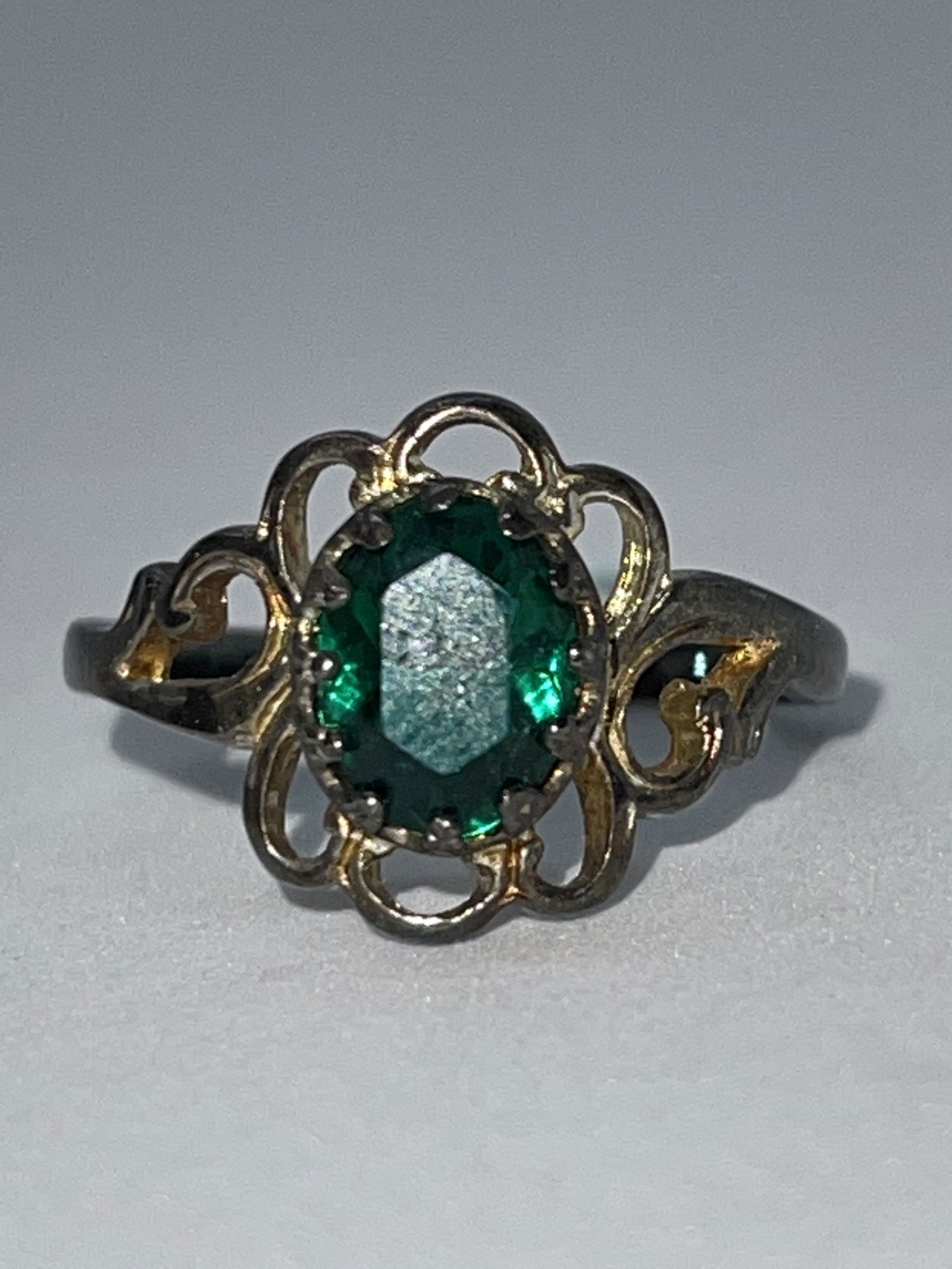 ART DECO STERLING SILVER GREEN STONE FILIGREE RING (1 of 2)