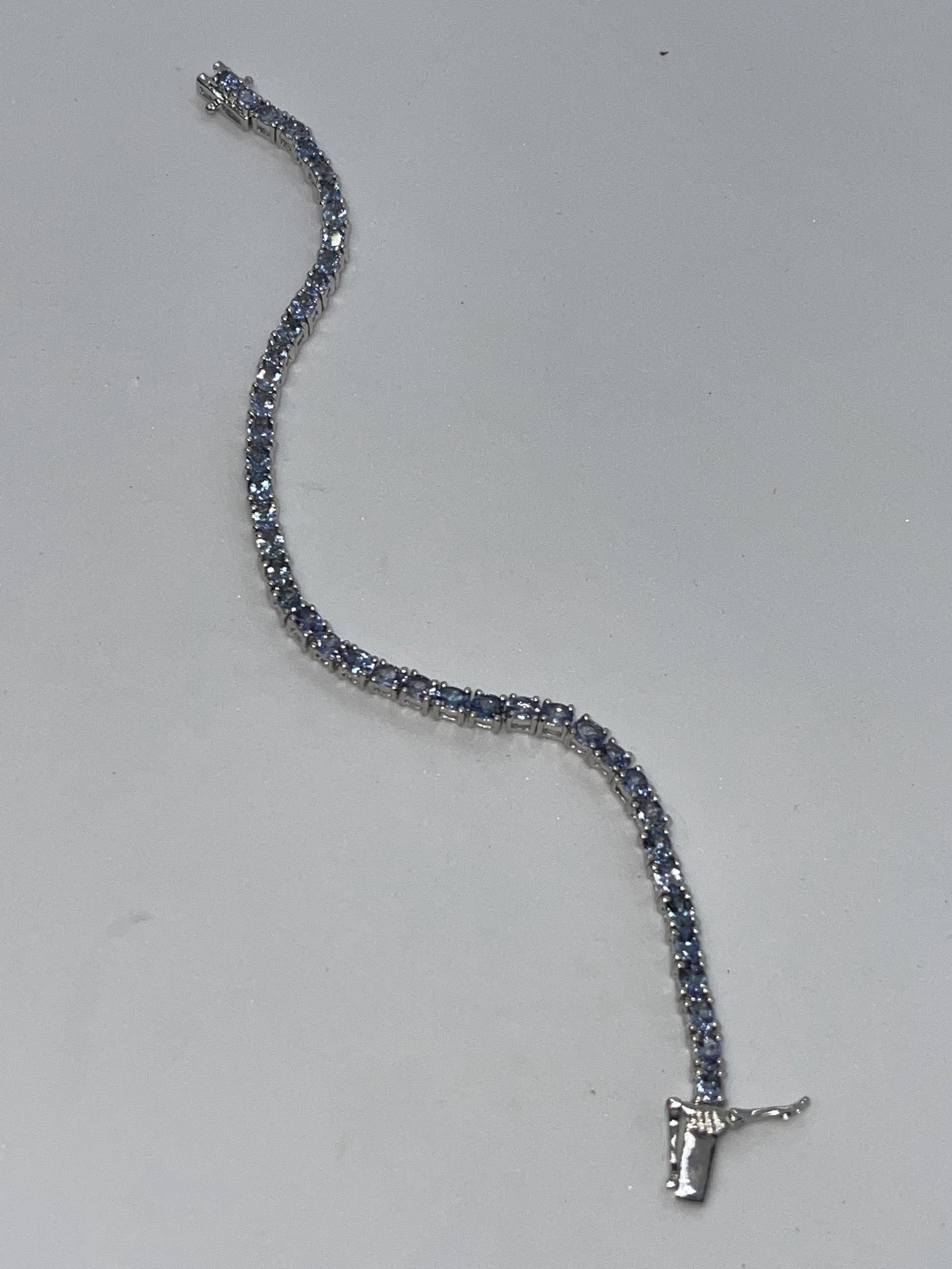 STERLING SILVER 5 TCW TANZANITE COCKTAIL TENNIS: STERLING SILVER 5 TCW TANZANITE COCKTAIL TENNIS BRACELET. IN MINT OVERALL SHAPE AND CONDITION. THIS BRACELET HAS 5 TCW OF NATURAL TANZANITE GEM-STONES. A GREAT FIND AND AN EXCELLENT ADDITION TO YOUR C