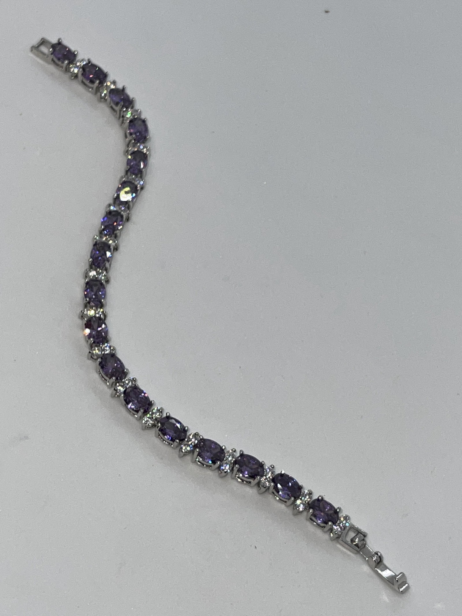 STERLING SILVER 8 TCW AMETHYST COCKTAIL TENNIS BRACELET: STERLING SILVER 8 TCW AMETHYST COCKTAIL TENNIS BRACELET. IN MINT OVERALL SHAPE AND CONDITION. HAS A GREAT LOOK TO IT WITH AN EXCELLENT OVERALL EYE APPEAL. A GREAT FIND AND AN EXCELLENT ADDITION TO YOU