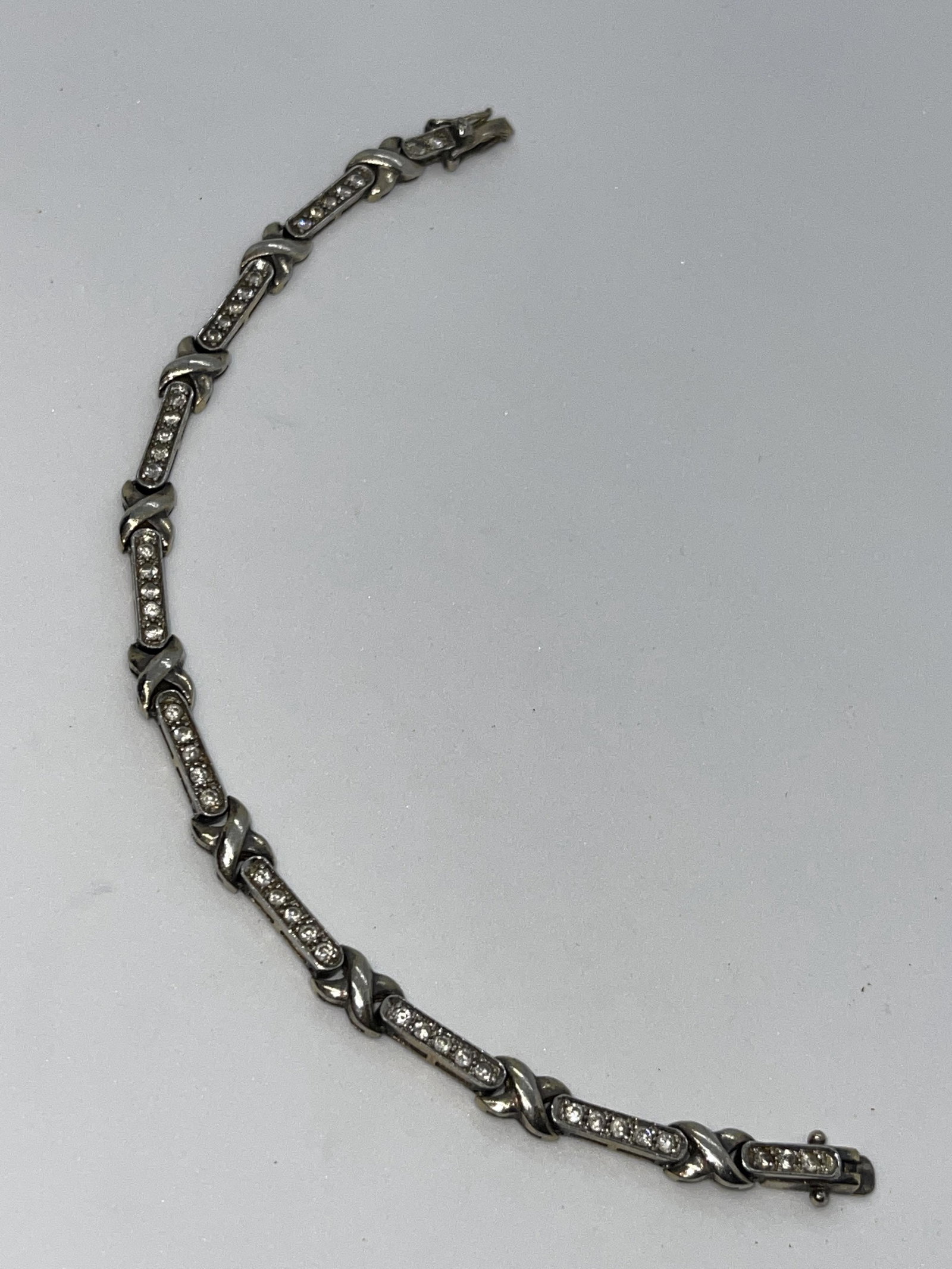ART DECO STERLING SILVER LADIES TENNIS LINK BRACELET: ART DECO STERLING SILVER LADIES TENNIS LINK BRACELET. IN MINT OVERALL SHAPE AND CONDITION. HAS A GREAT LOOK TO IT WITH AN EXCELLENT OVERALL EYE APPEAL. A GREAT FIND AND AN EXCELLENT ADDITION TO YOUR C