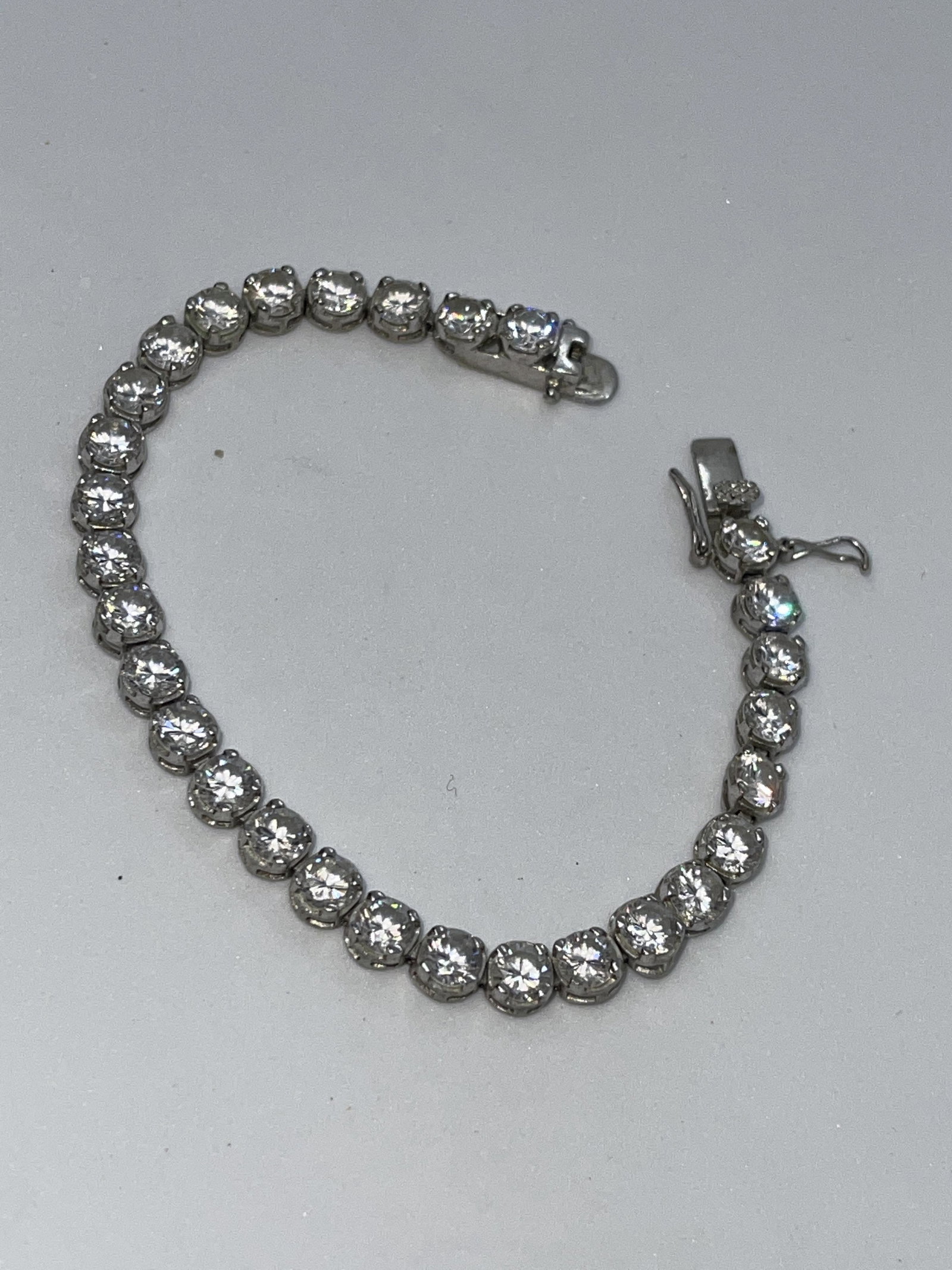 STERLING SILVER 15 TCW CHRYSOPRASE TENNIS BRACELET: STERLING SILVER 15 TCW CHRYSOPRASE TENNIS BRACELET. HAS A GREAT LOOK TO IT WITH AN EXCELLENT OVERALL EYE APPEAL. A GREAT FIND AND AN EXCELLENT ADDITION TO YOUR COLLECTION.