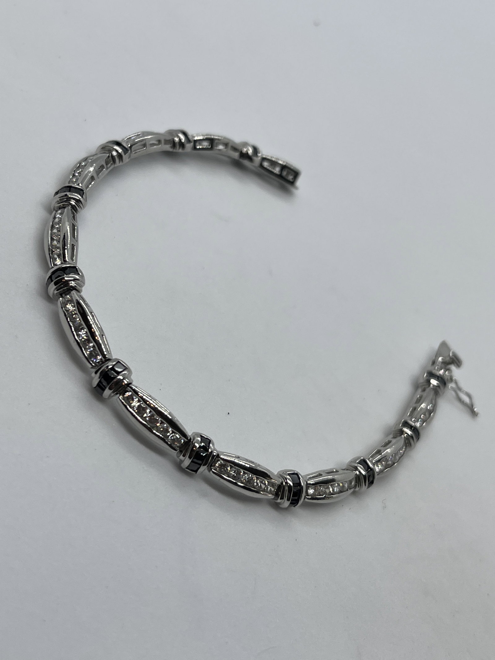 STERLING SILVER COCKTAIL TENNIS BRACELET: STERLING SILVER COCKTAIL TENNIS BRACELET. IN EXCEPTIONAL OVERALL SHAPE AND CONDITION. A GREAT FIND AND AN EXCELLENT ADDITION TO YOUR COLLECTION.
