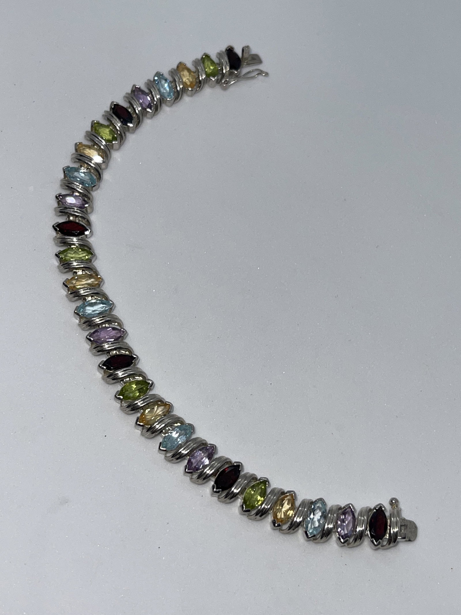 STERLING 10 TCW MULTI-GEMSTONE COCKTAIL BRACELET: STERLING 10 TCW MULTI-GEMSTONE COCKTAIL BRACELET. IN EXCEPTIONAL OVERALL SHAPE AND CONDITION. PLEASE VIEW ALL DETAILED PICTURES. A GREAT FIND AND AN EXCELLENT ADDITION TO YOUR COLLECTION.