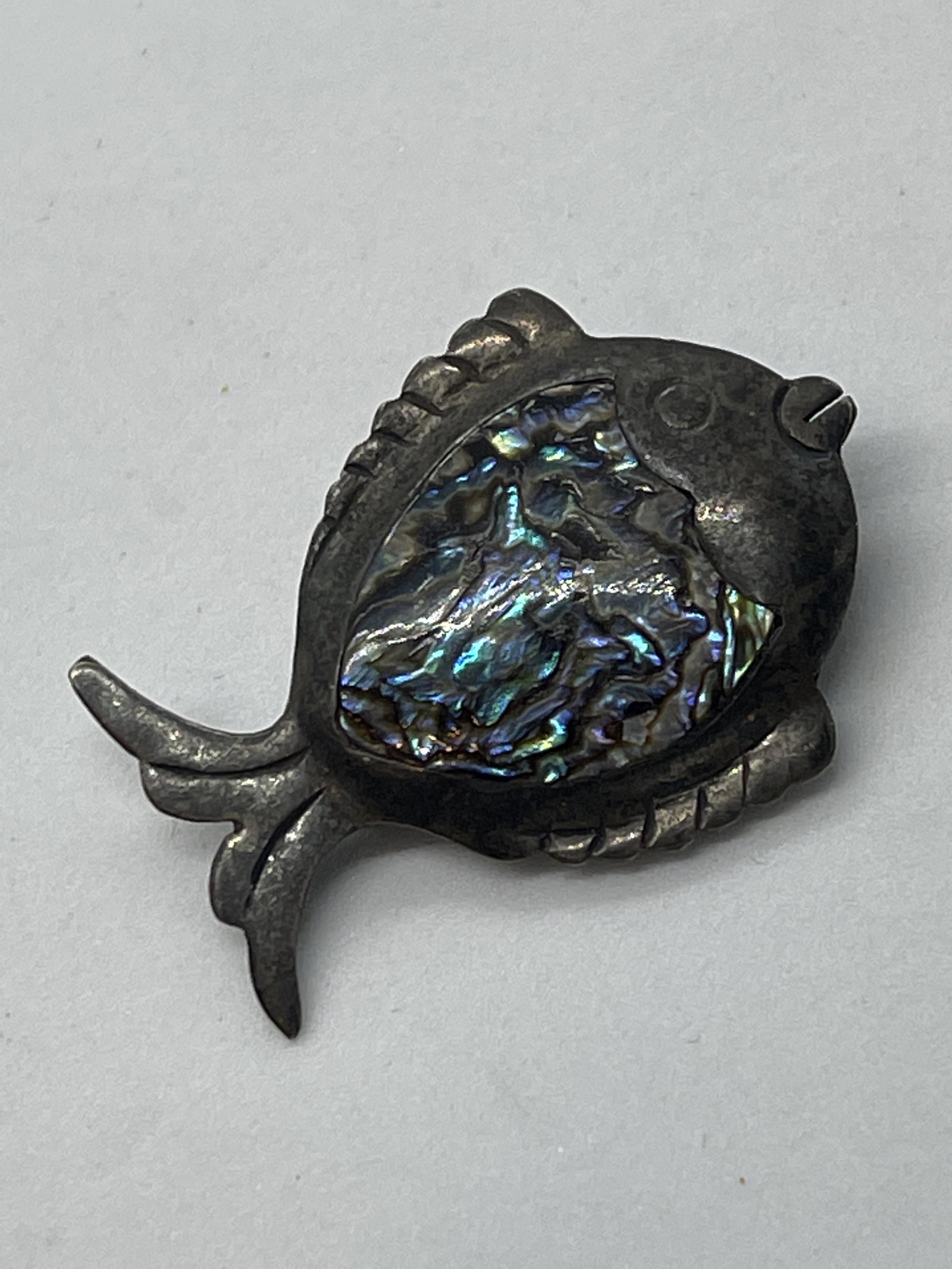 STELRING SILVER MARCASITE FISH MOTIF BROOCH: STELRING SILVER MARCASITE FISH MOTIF BROOCH. IN GOOD OVERALL SHAPE AND CONDITION. A GREAT FIND AND AN EXCELLENT ADDITION TO YOUR COLLECTION.