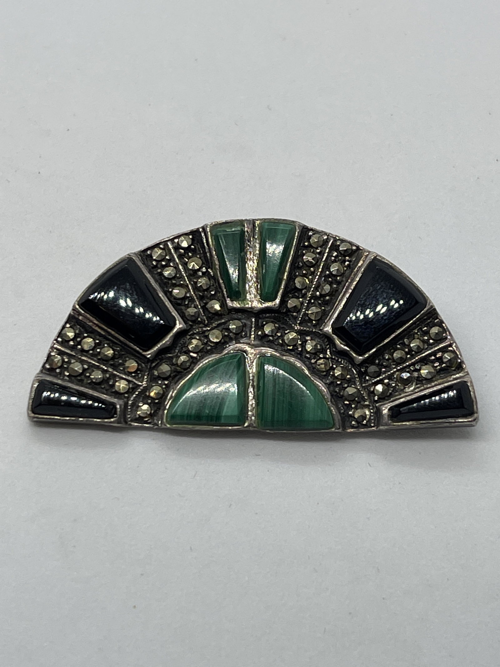 VINTAGE STERLING SILVER ONYX/MARCASITE BROOCH: VINTAGE STERLING SILVER ONYX/MARCASITE BROOCH. IN GOOD OVERALL SHAPE AND CONDITION. A GREAT FIND AND AN EXCELLENT ADDITION TO YOUR COLLECTION.