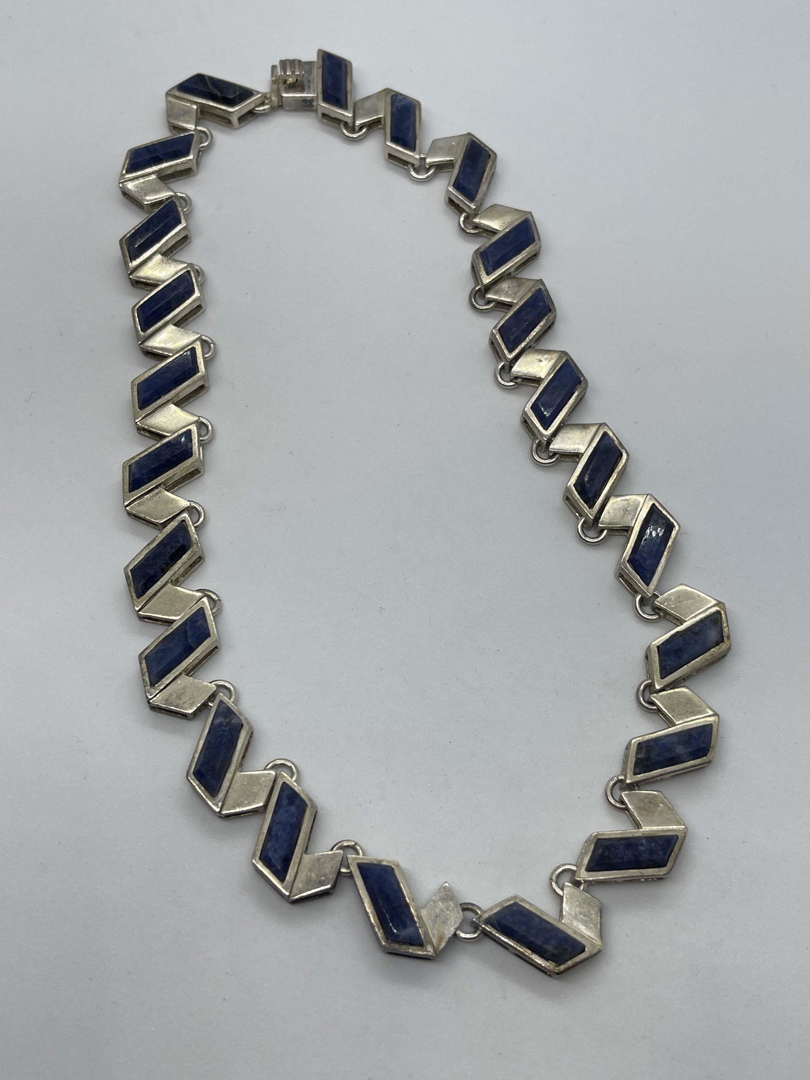 STERLING SILVER 12 TCW LAPIS LAZULI RETRO NECKLACE 66: STERLING SILVER 12 TCW LAPIS LAZULI RETRO NECKLACE 66 GRAMS. IN MINT OVERALL SHAPE AND CONDITION. HAS A GREAT LOOK TO IT WITH AN EXCELLENT OVERALL EYE APPEAL. A GREAT FIND AND AN EXCELLENT ADDITION TO
