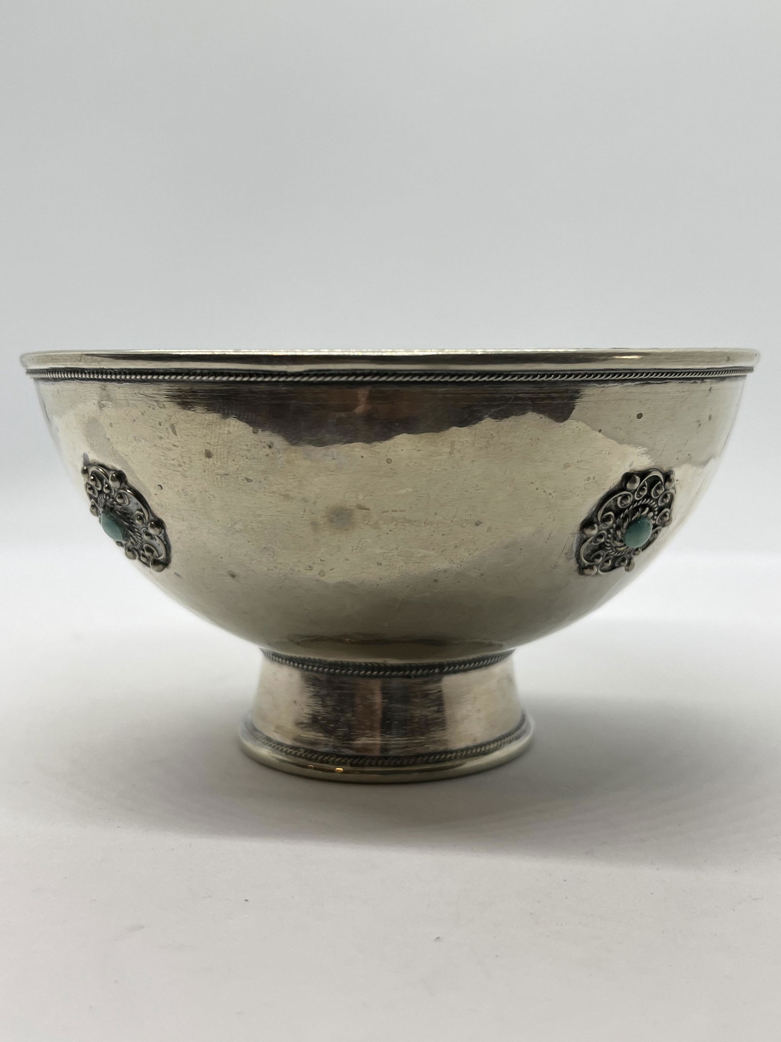 ANTIQUE NATIVE AMERICAN STERLING TURQUOISE DESK: ANTIQUE NATIVE AMERICAN STERLING TURQUOISE DESK ORNAMENT. THIS ITEM IS HEAVY, WEIGHING 133.4 GRAMS. IN GOOD OVERALL SHAPE AND CONDITION WITH DETAILED CRAFTSMANSHIP. A GREAT FIND AND AN EXCELLENT ADDIT